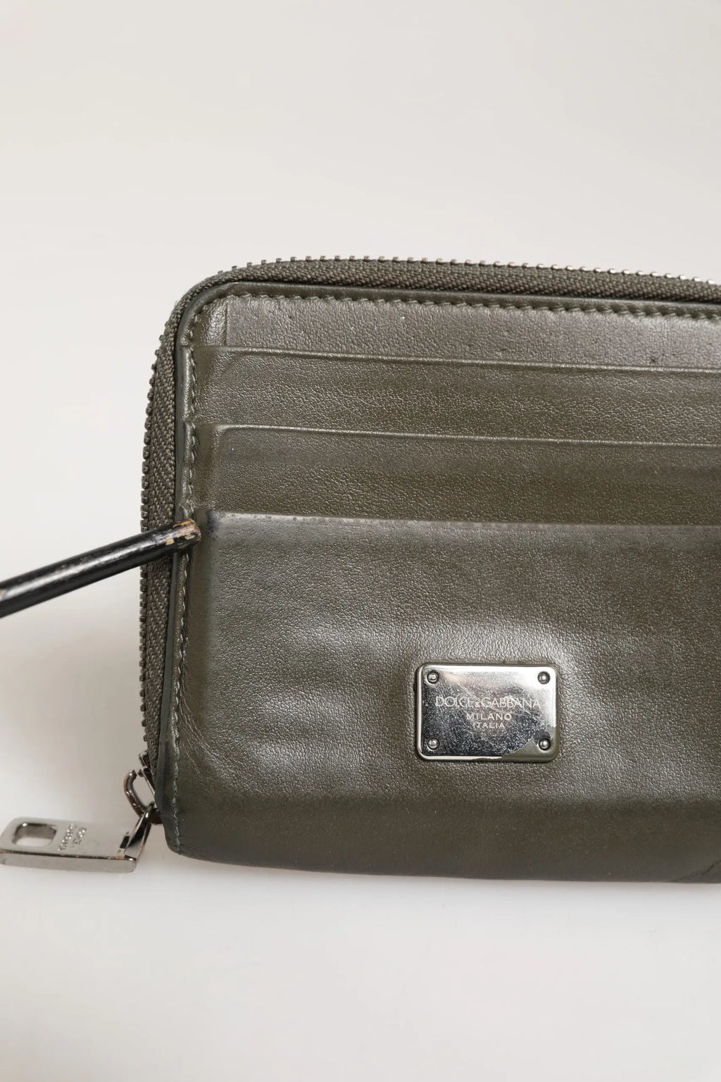 Porte-cartes et porte-monnaie dolce & gabbana en cuir vert olive avec plaque en métal argenté au logo