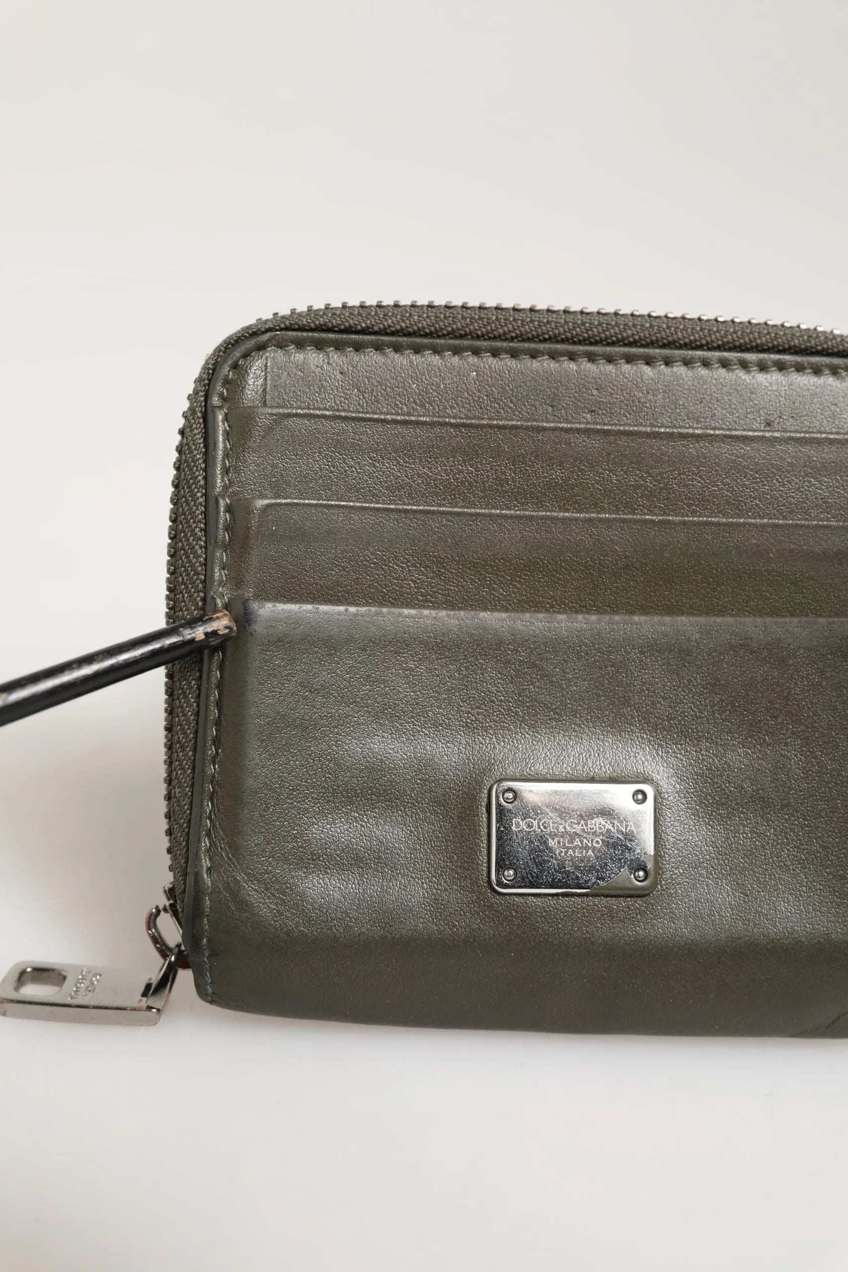 Porte-cartes et porte-monnaie dolce & gabbana en cuir vert olive avec plaque en métal argenté au logo