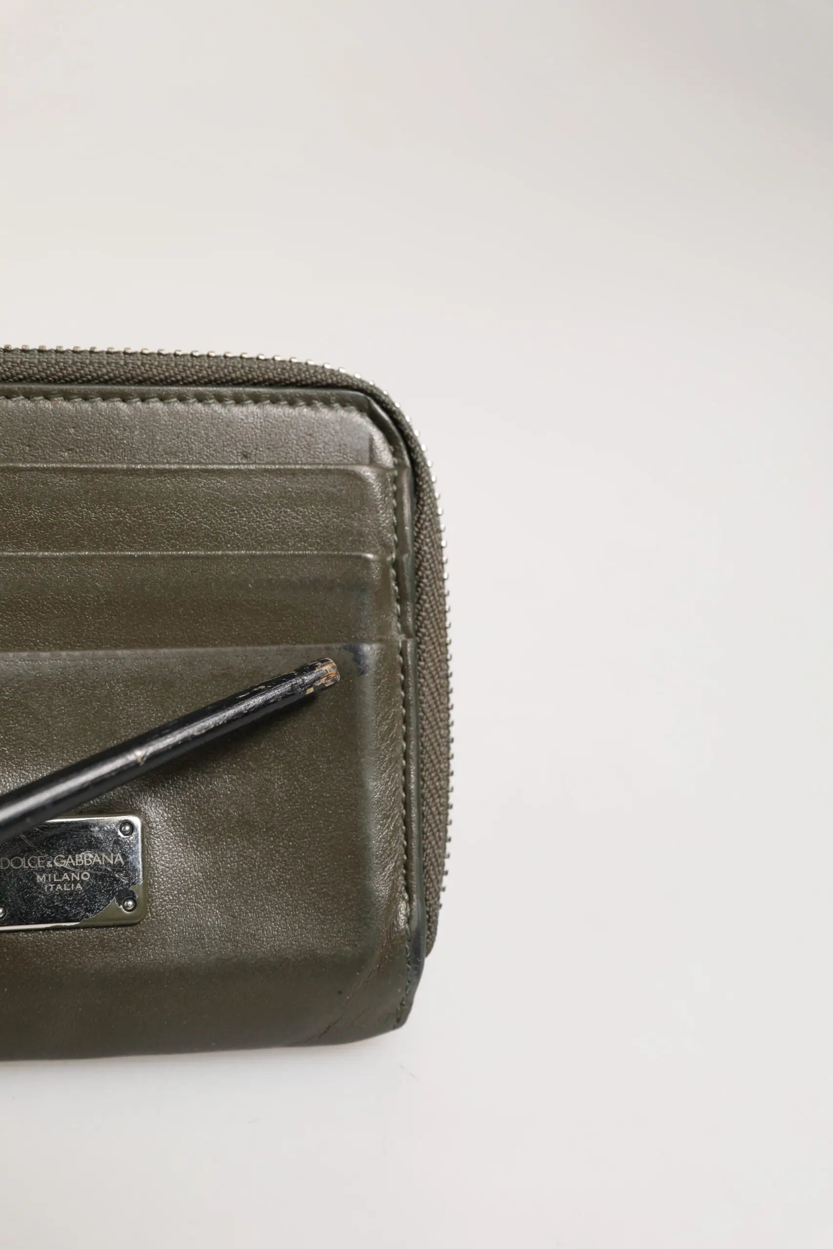 Porte-cartes et porte-monnaie dolce & gabbana en cuir vert olive avec fermeture éclair et plaque métallique logo