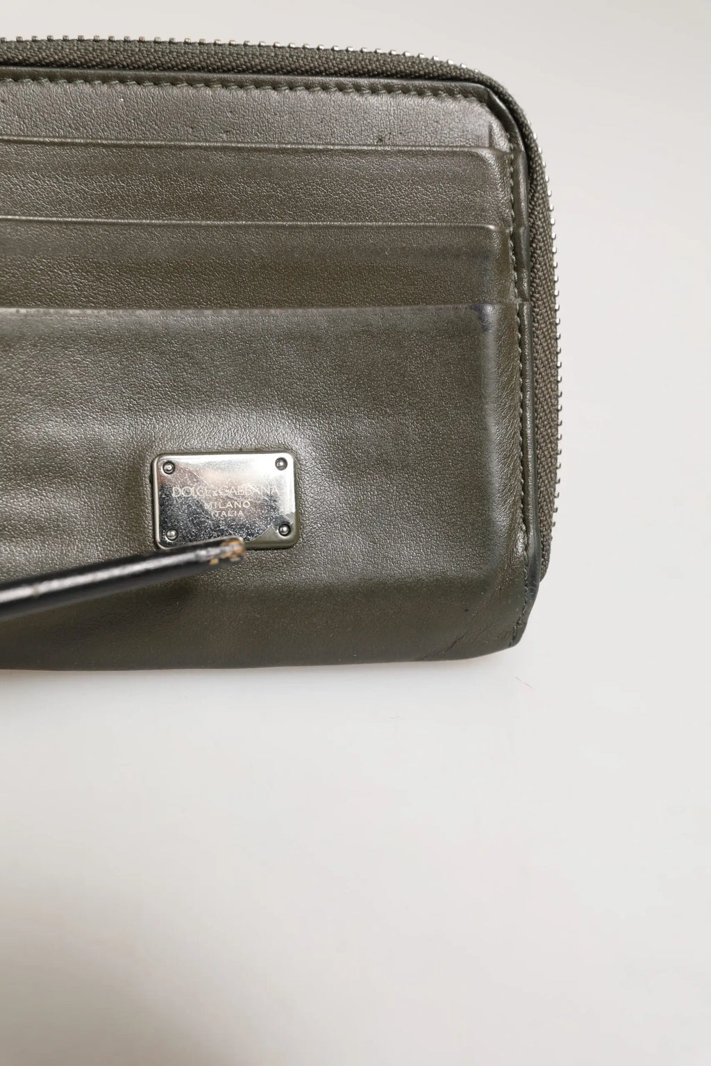 Porte-cartes en cuir vert olive militaire dolce & gabbana avec plaque logo en métal argenté