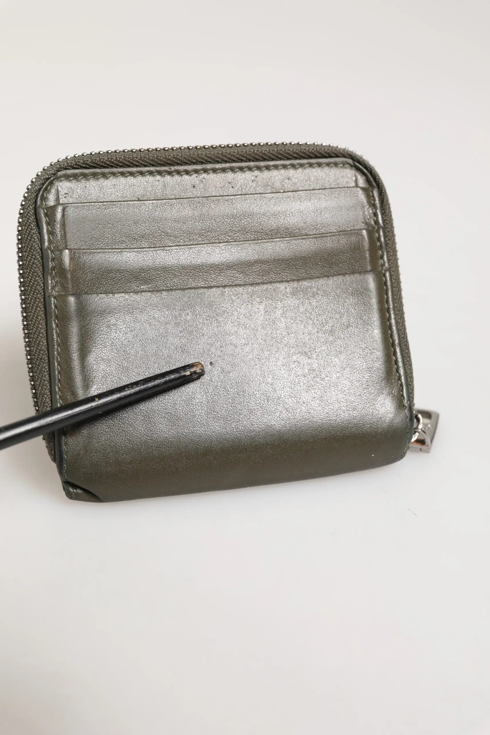 Porte-monnaie olive vert militaire dolce & gabbana en cuir lisse avec fermeture éclair et couture visible