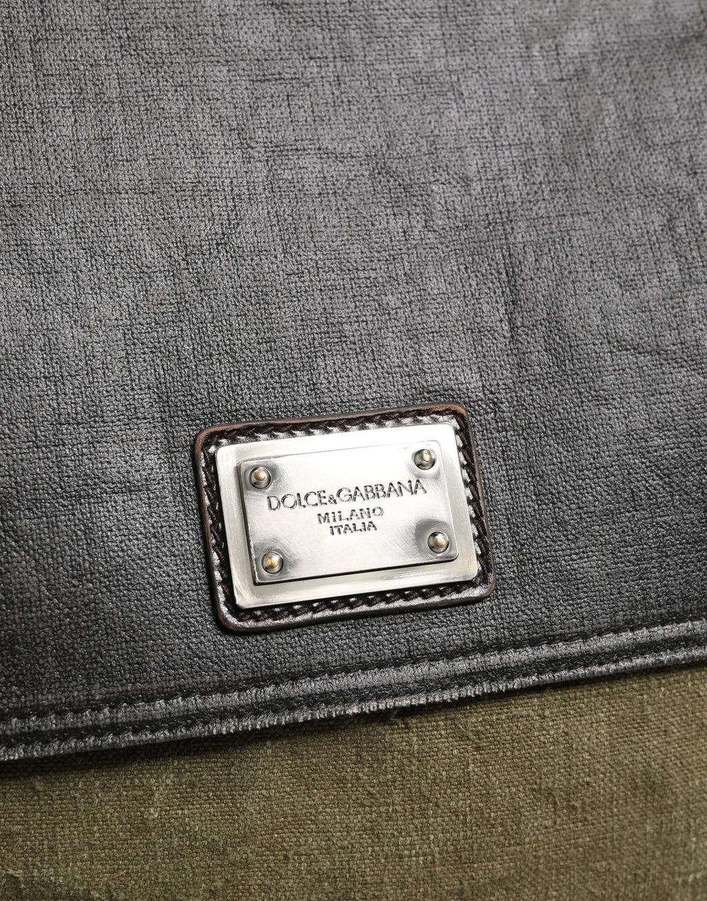 Sac besace pour homme dolce & gabbana en tissu texturé gris foncé avec plaque métallique argentée et logo
