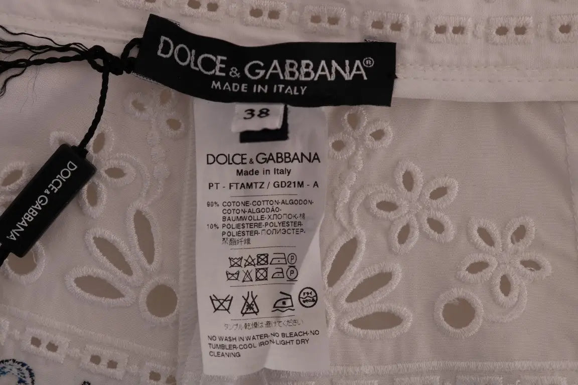 Étiquette blanche brodée en dentelle de dolce & gabbana avec logo noir et instructions d’entretien pour pantalon capri multicolore majolique