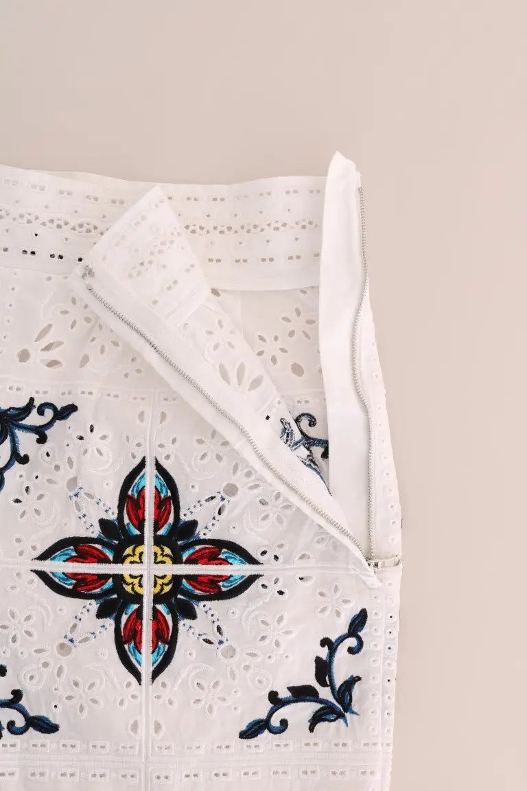 Jupe blanche brodée avec motifs floraux rouges bleus et dorés dans doute pantalons capri découpés dolce gabbana multicolor majolica