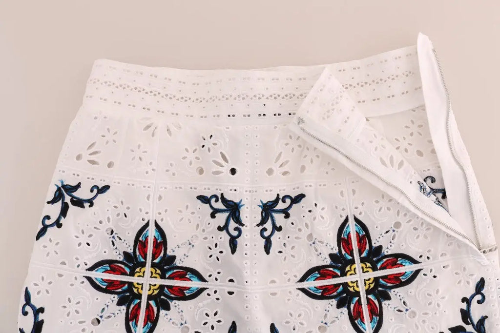 Jupe blanche en broderie florale rouge bleu et noir avec motif ajouré dentelle dolce gabbana mulicolor majolica