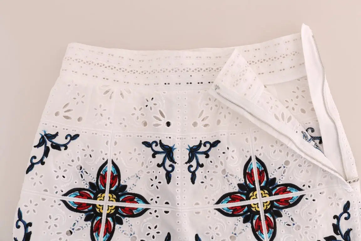Jupe blanche en broderie florale rouge bleu et noir avec motif ajouré dentelle dolce gabbana mulicolor majolica