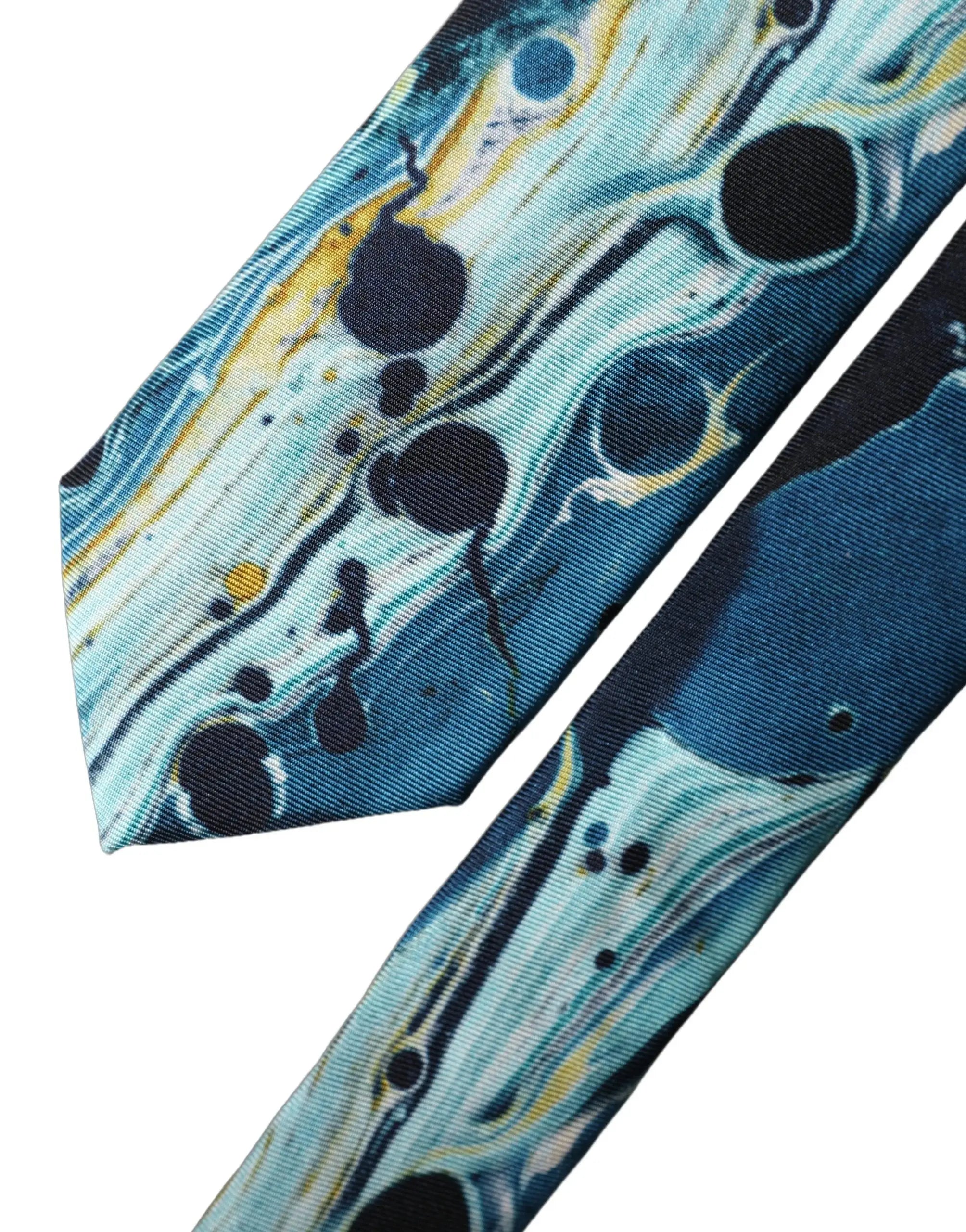 Un nœud papillon réglable pour homme dolce & gabbana en soie bleu et noir avec un design marbré abstrait multicolore