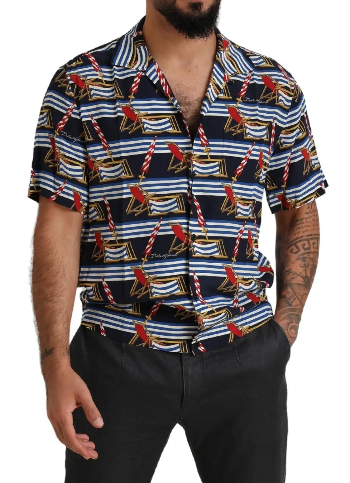Chemise à manches courtes dolce & gabbana bleu marine avec motif répétitif de chaises de plage rouge blanc et doré