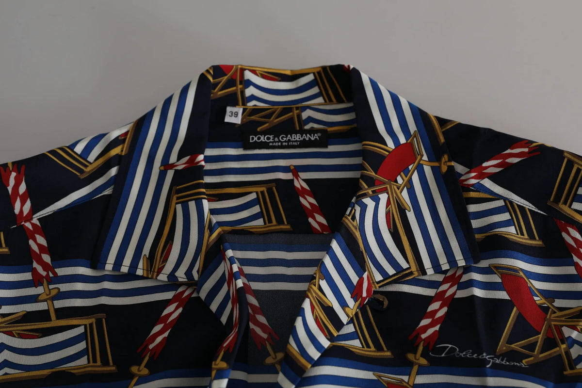 Chemise dolce & gabbana bleu marine à manches courtes avec motifs de parasols rayés et drapeaux rouges blancs et dorés