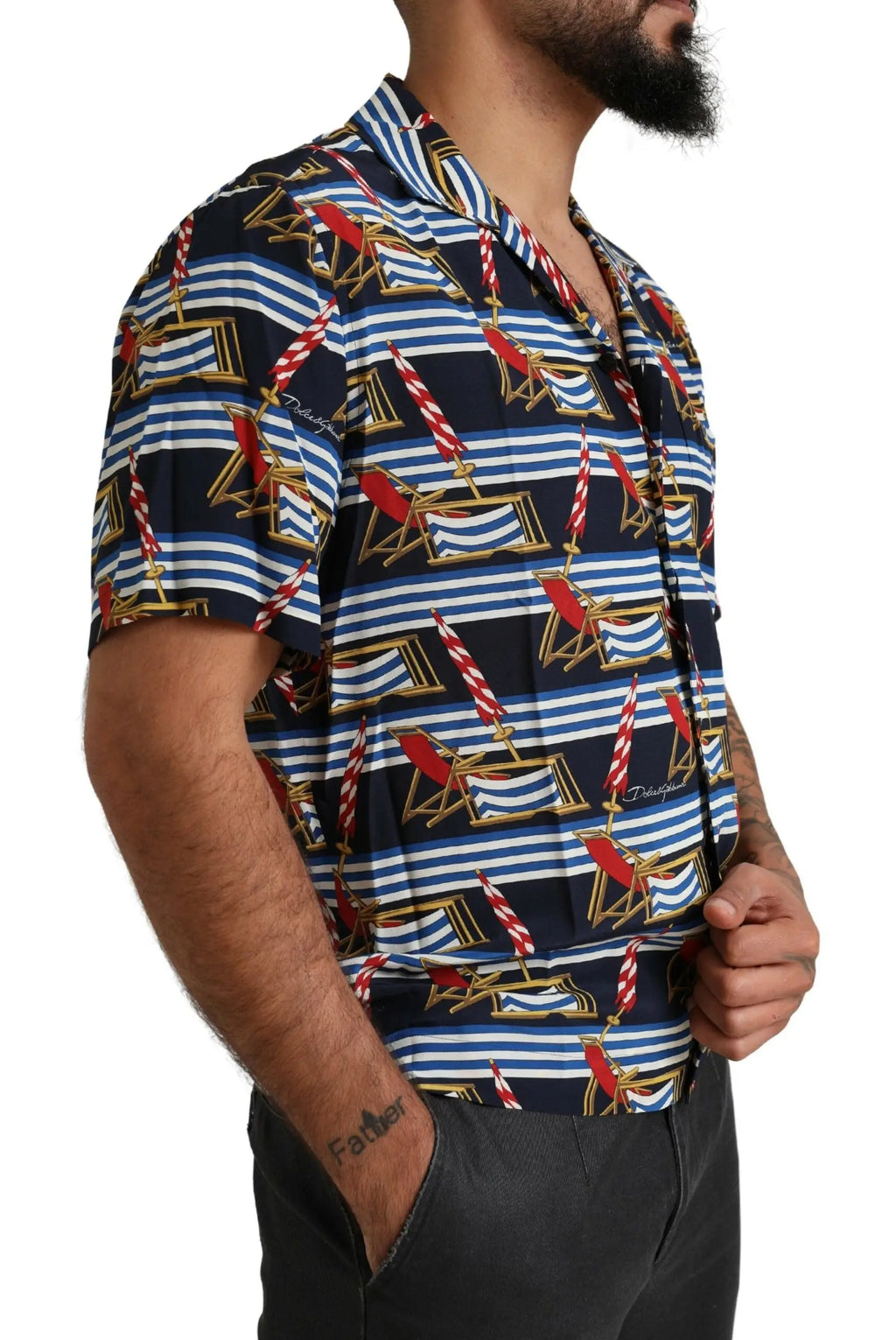 Chemise dolce & gabbana manches courtes bleu marine à boutons avec motif répétitif chaises de plage rouges et dorées sur rayures blanches