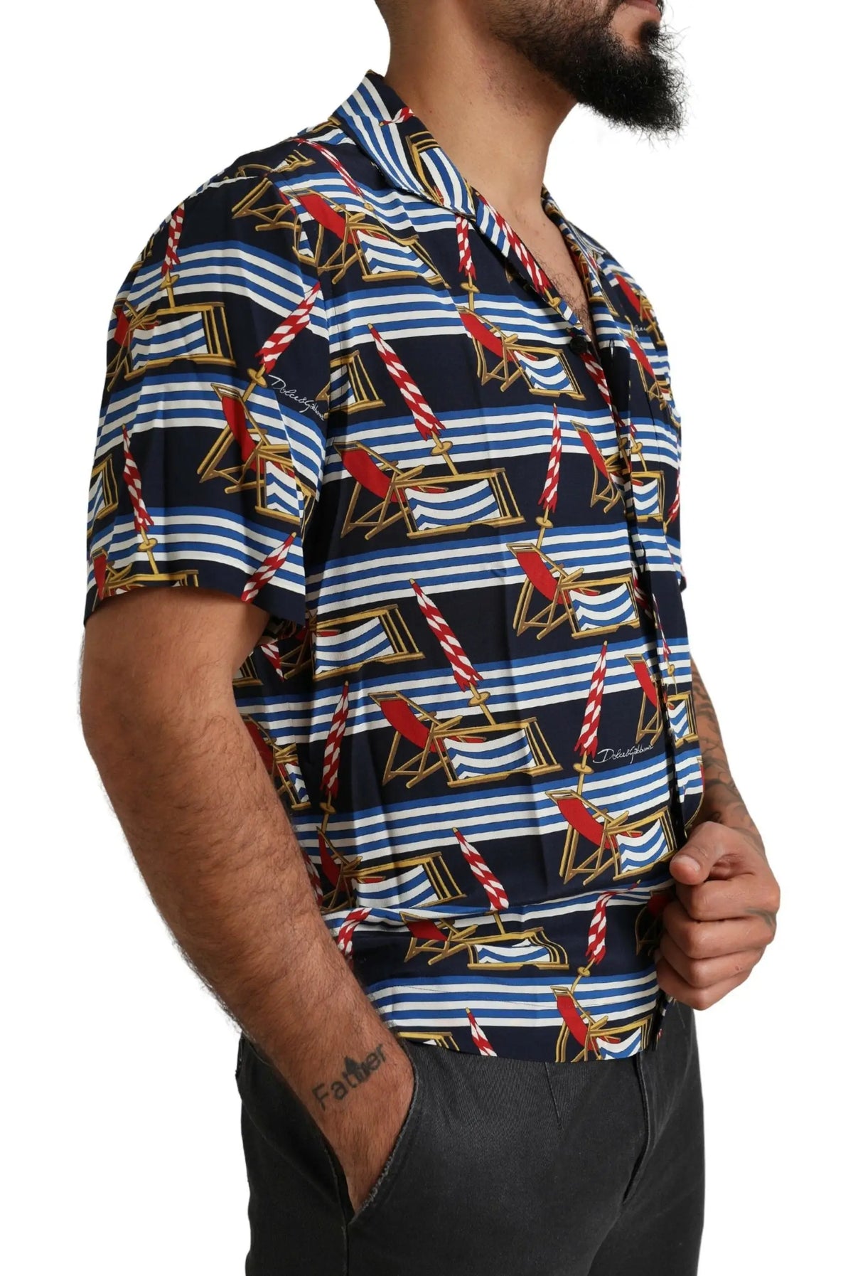 Chemise dolce & gabbana manches courtes bleu marine à boutons avec motif répétitif chaises de plage rouges et dorées sur rayures blanches