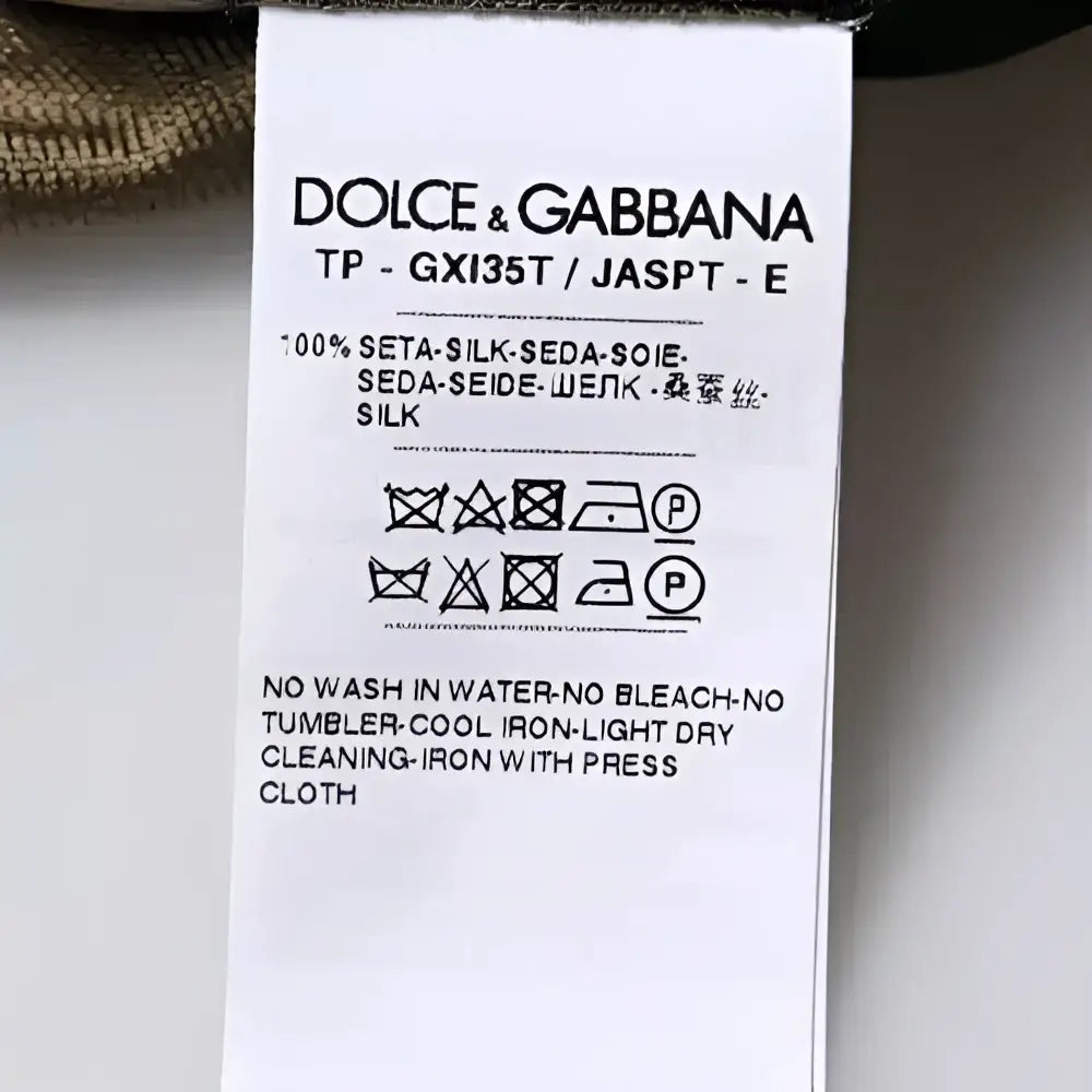 Étiquette d’entretien en soie multilingue et instructions de lavage au dos du polo dolce & gabbana multicolore camouflage