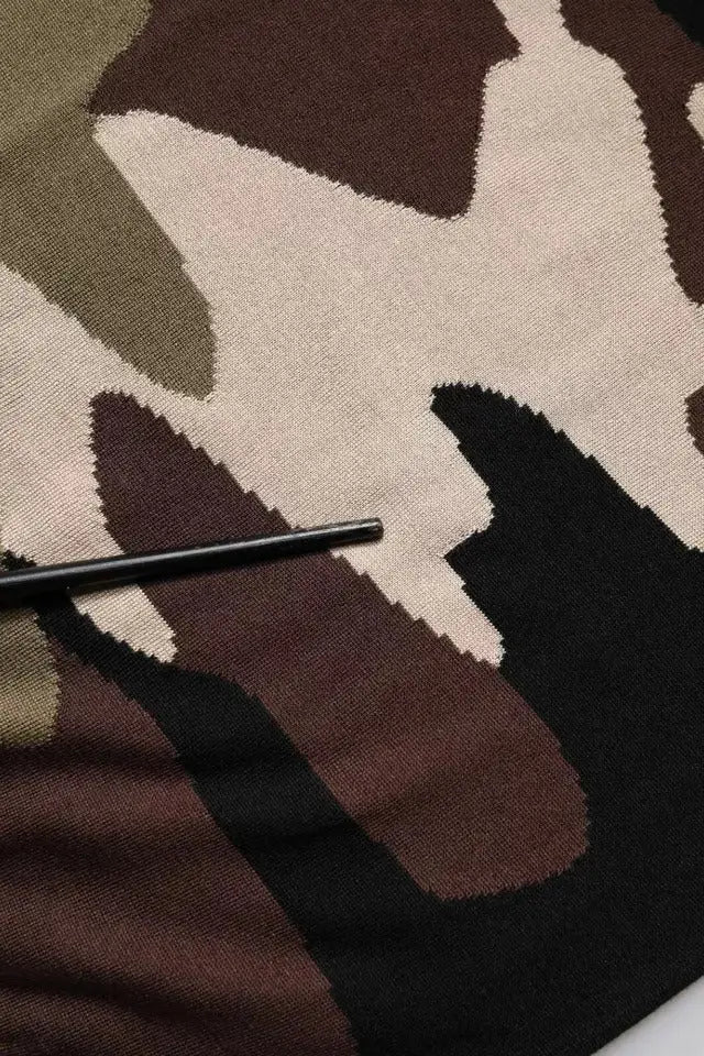 Une couverture tricotée à motif camouflage en vert olive beige et noir pour le polo multicolore dolce gabbana