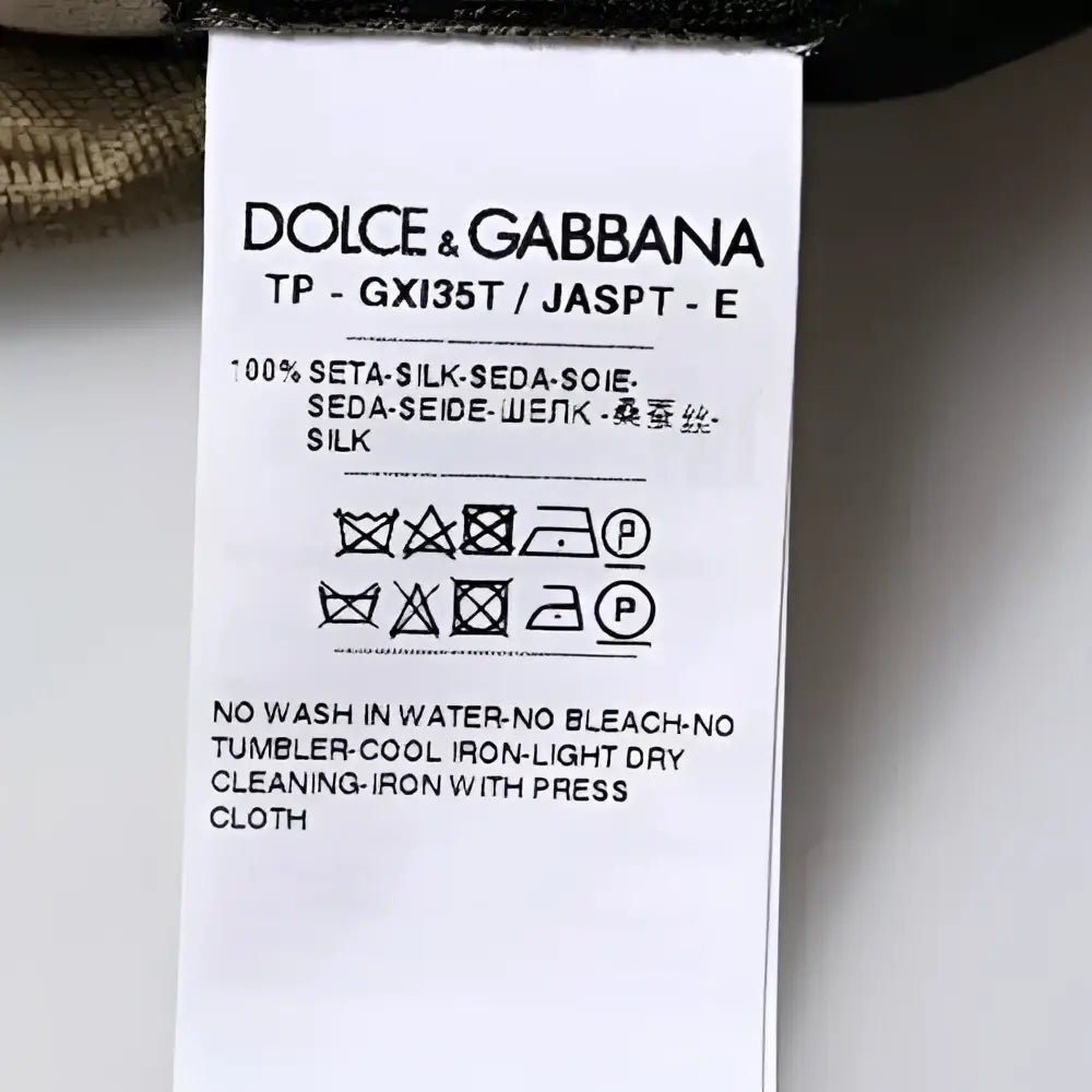 Étiquette blanche dolce & gabbana en soie avec instructions de lavage sur un polo multicolore camouflage col chemise