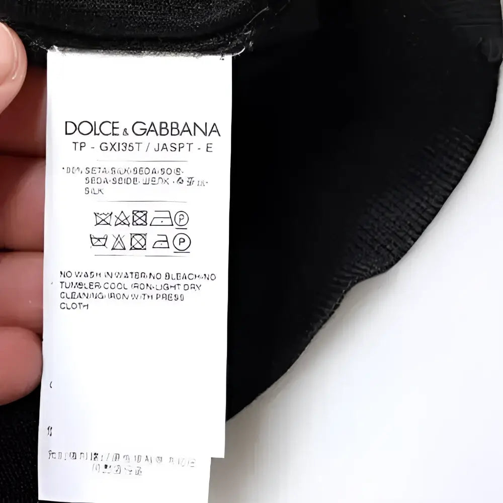 Étiquette noire en soie dolce & gabbana avec instructions d’entretien et composition du polo multicolore camouflage