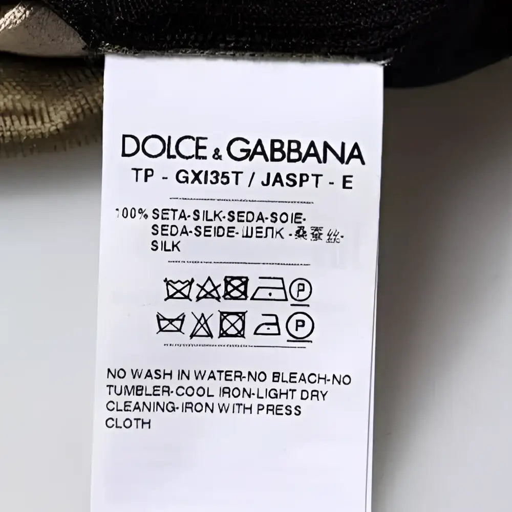 Étiquette d’entretien en soie dolce & gabbana multicolore polo camouflage col chemise avec instructions de lavage multilingue