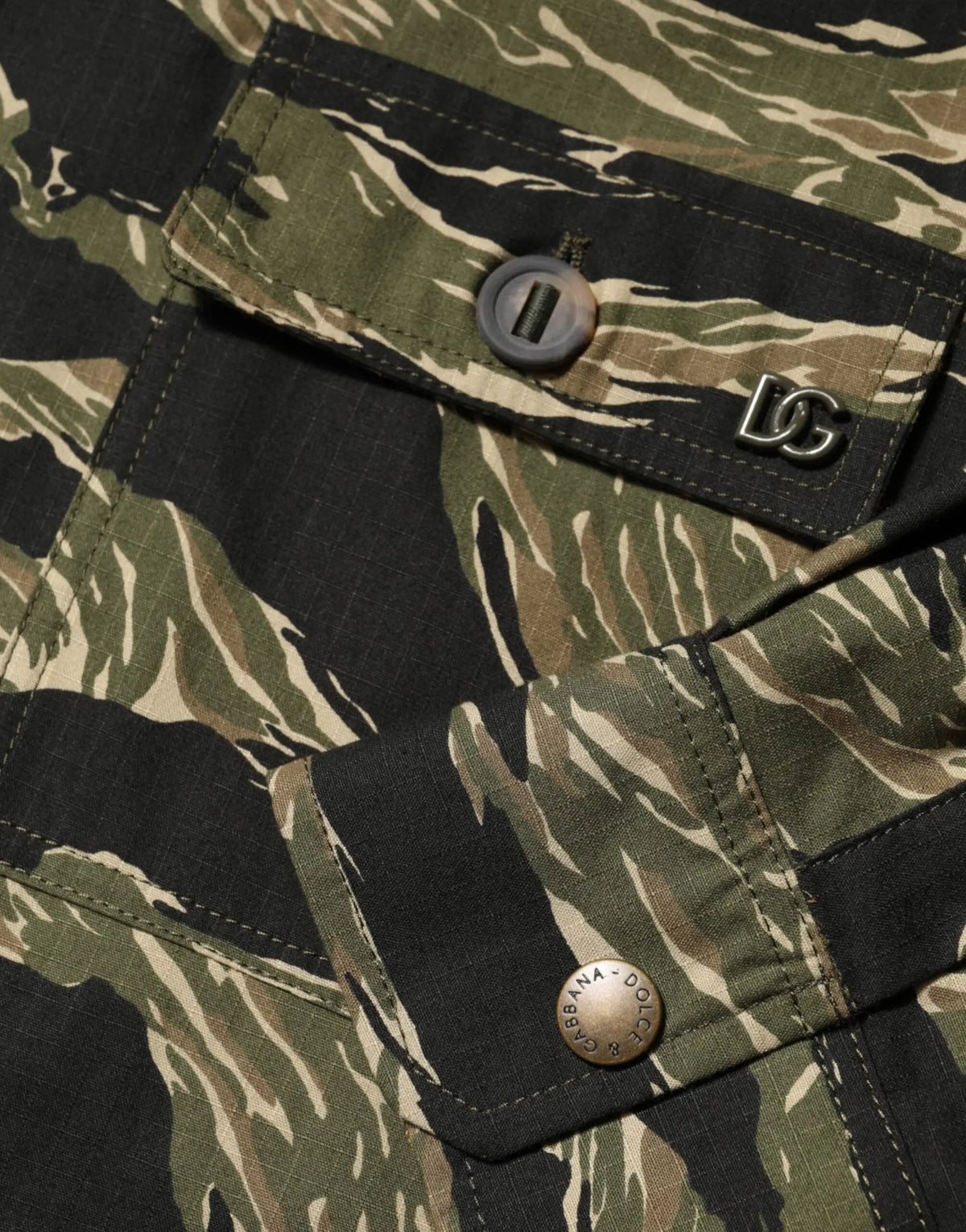 Pantalon cargo camouflage rayures tigre noir et beige avec patch logo métallique dg sur rabat de poche