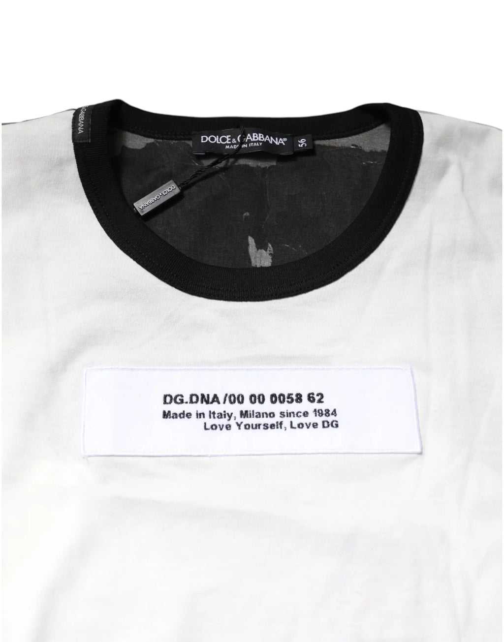 T-shirt dolce & gabbana blanc avec col côtelé noir et étiquette dg.dna rectangulaire sur le devant
