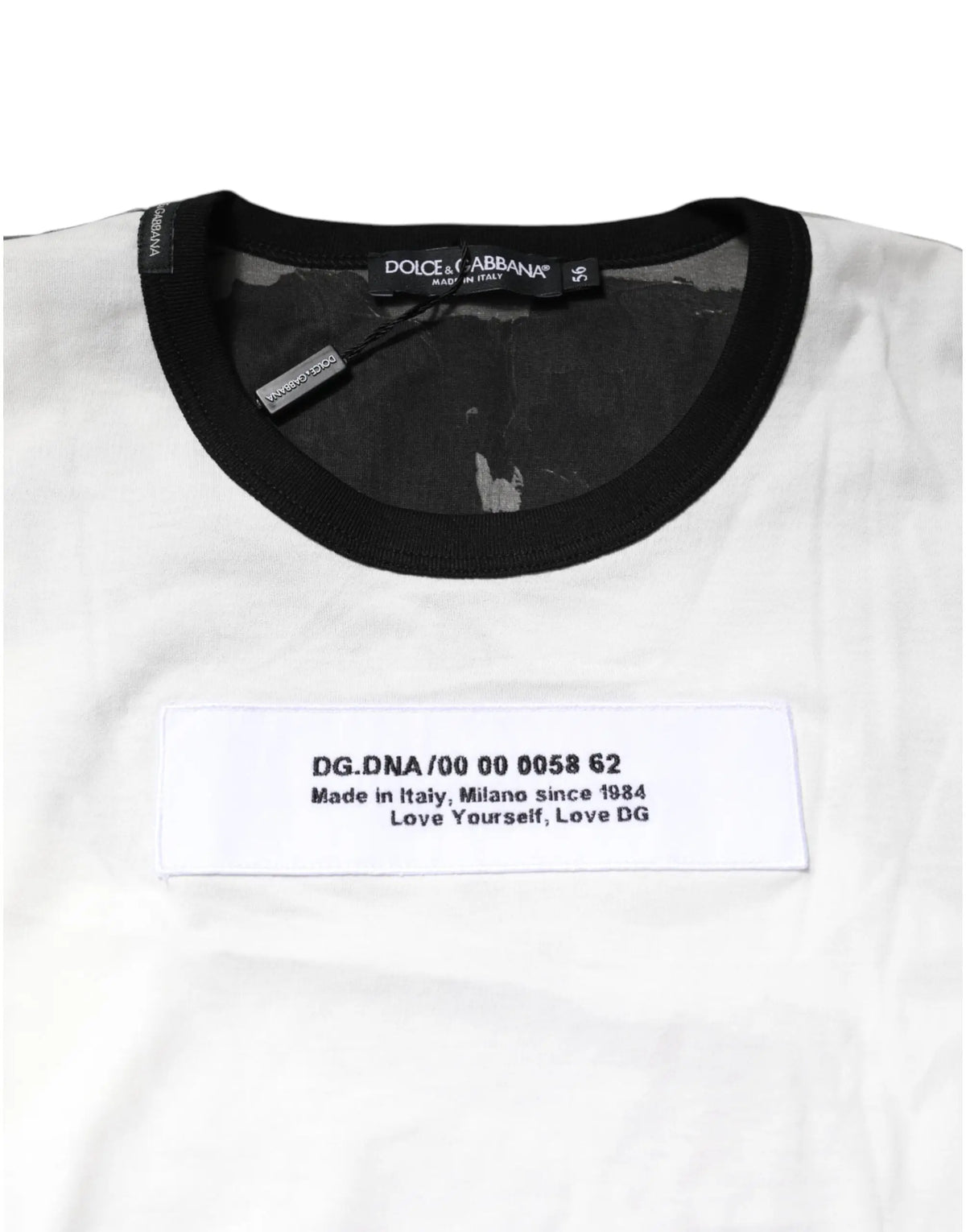 T-shirt dolce & gabbana blanc avec col côtelé noir et étiquette dg.dna rectangulaire sur le devant