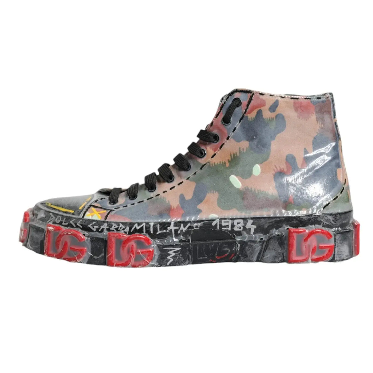 Baskets montantes dolce & gabbana camouflage multicolore en rose vert gris avec lacets noirs et text graff sur le côté