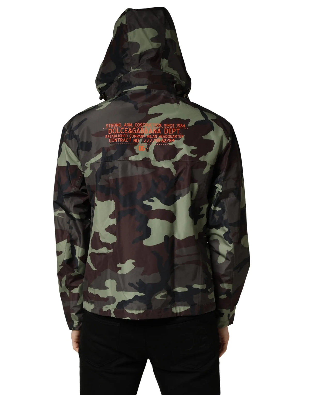 Vue arrière d’une veste bomber à capuche dolce & gabbana camouflage multicolore avec texte orange au dos