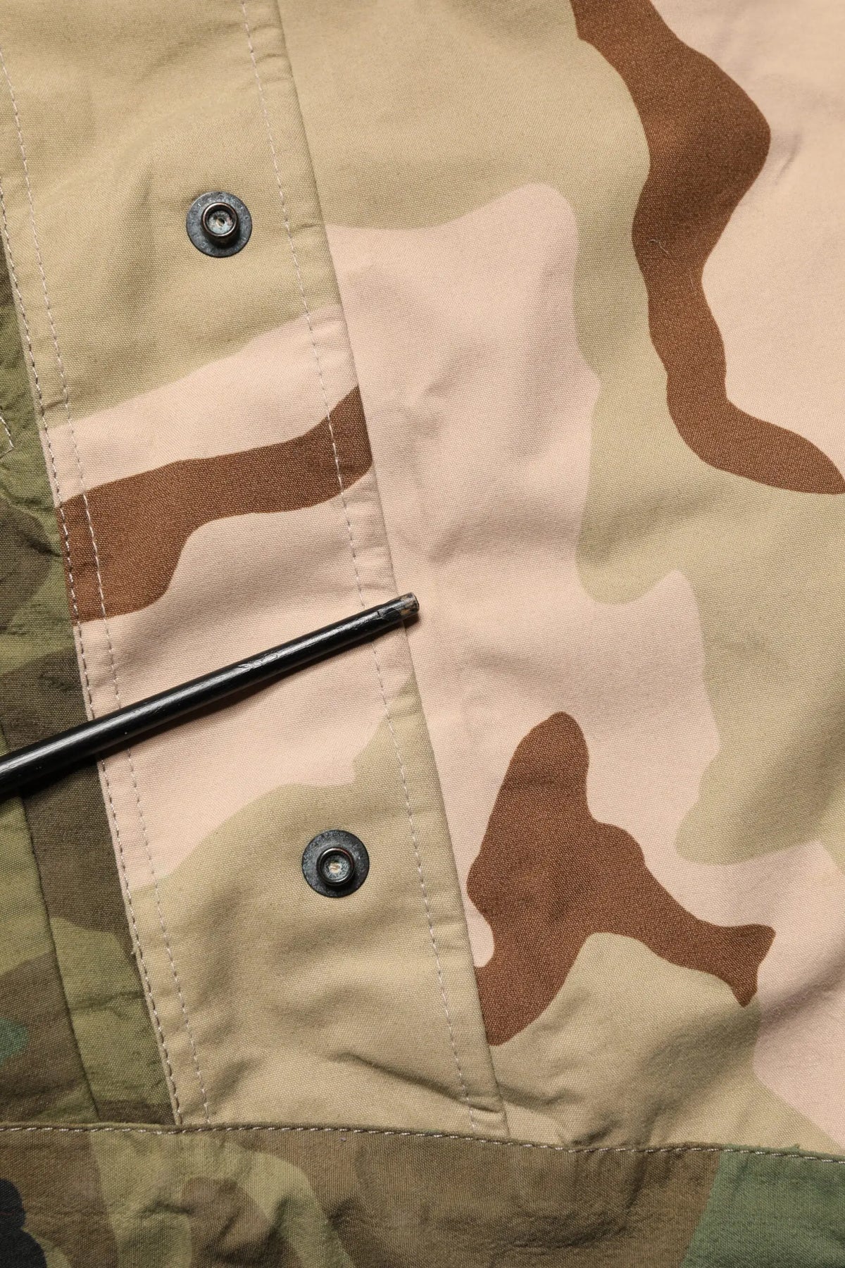 Veste dolce & gabbana camouflage beige et marron avec boutons métalliques pour pluie à capuche multicolore
