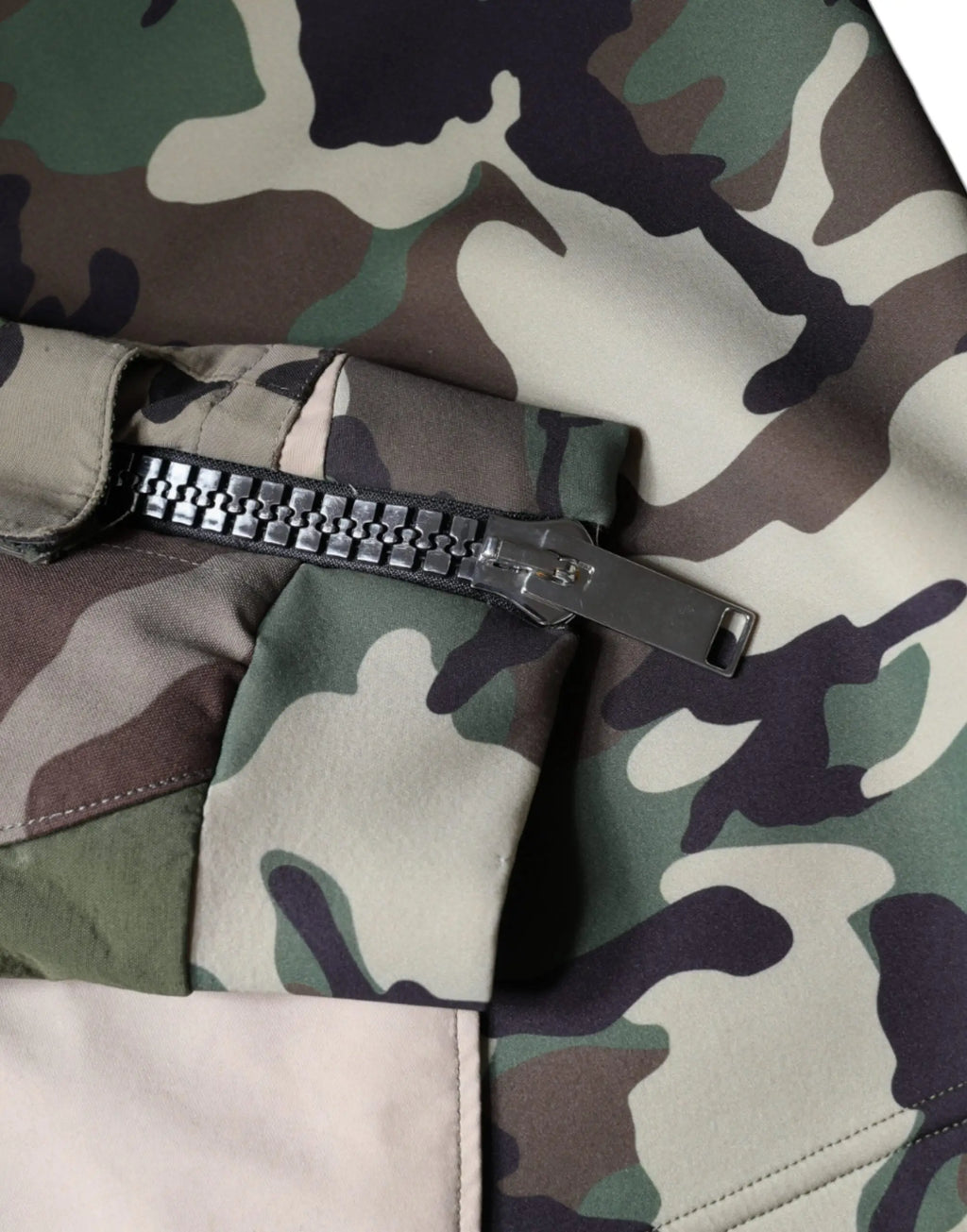 Fermeture éclair noire avec tirette texturée sur sweatshirt à capuche camouflage multicolore dolce & gabbana