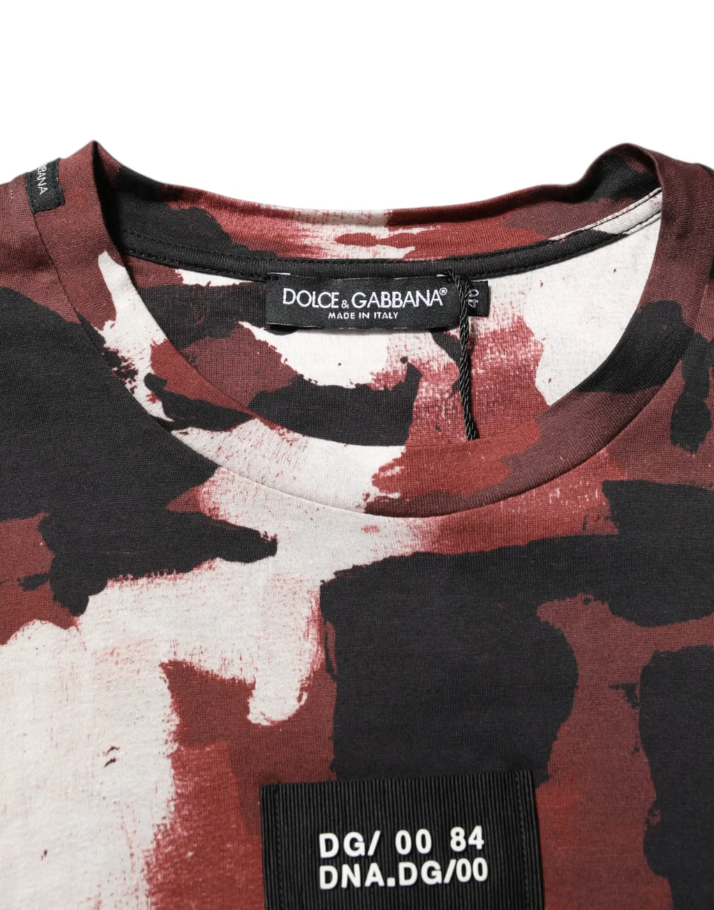 T-shirt dolce & gabbana multicolore camouflage rouge noir blanc avec col côtelé et étiquette noire au col