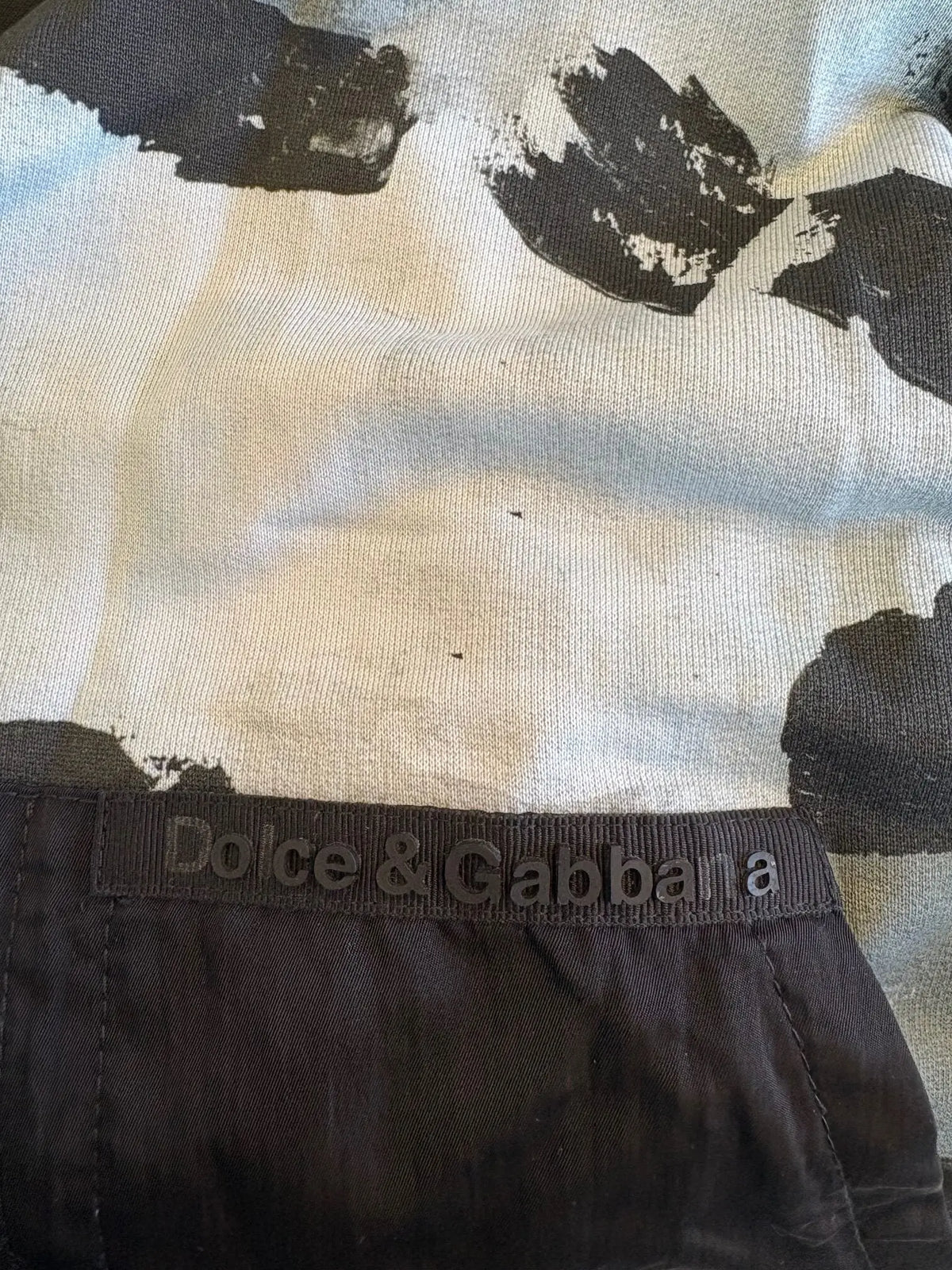 Ceinture noire en coton avec dolce & gabbana brodé en fil argent sur pull à capuche multicolore camouflage homme