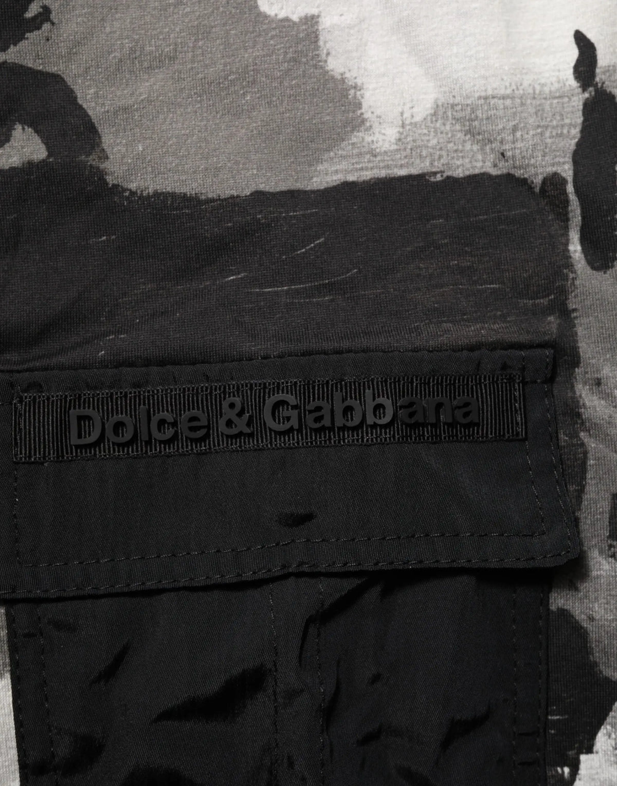Patch noire dolce & gabbana avec logo embossé sur tissu texturé du t-shirt homme camouflage multicolore manches courtes