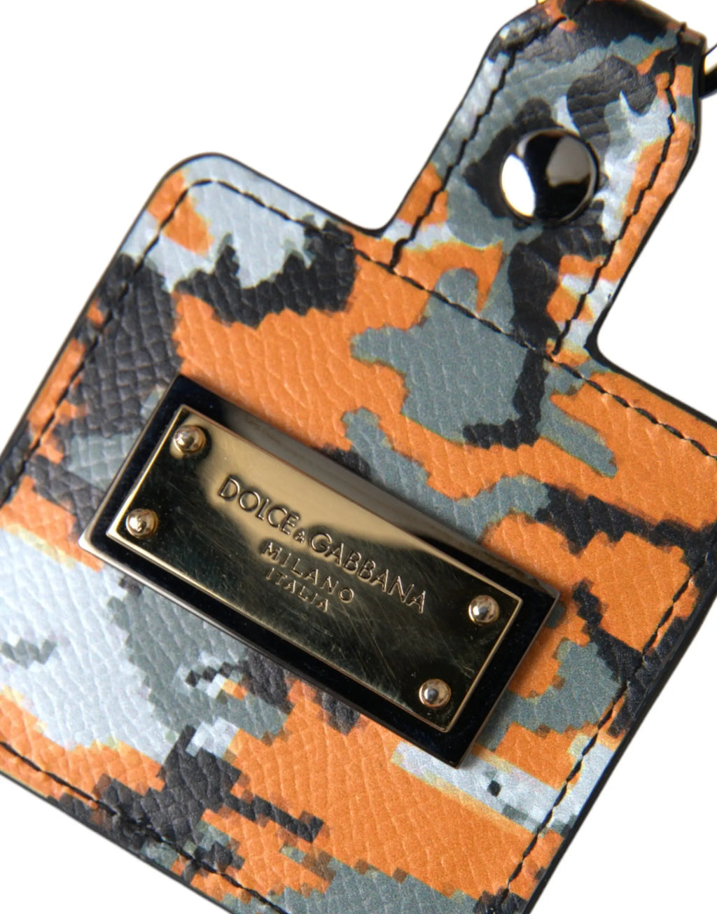 Étui airpods en cuir multicolore camouflage orange gris noir avec plaque métal logo dolce & gabbana