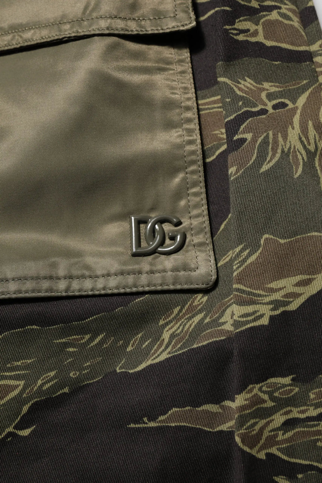 Poche en tissu satin olive avec logo métallique dg sur pantalon cargo camouflage multicolore dolce gabbana