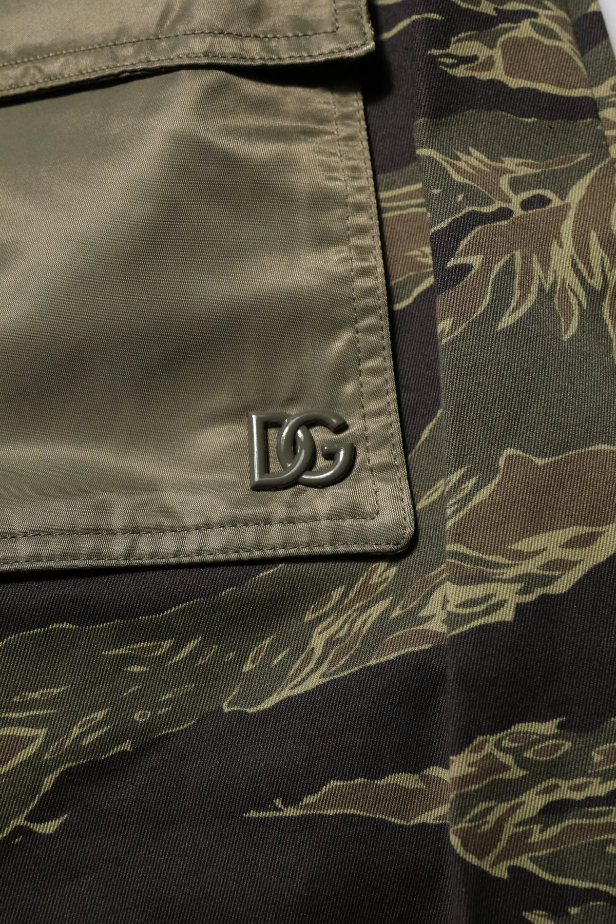 Poche en tissu satin olive avec logo métallique dg sur pantalon cargo camouflage multicolore dolce gabbana