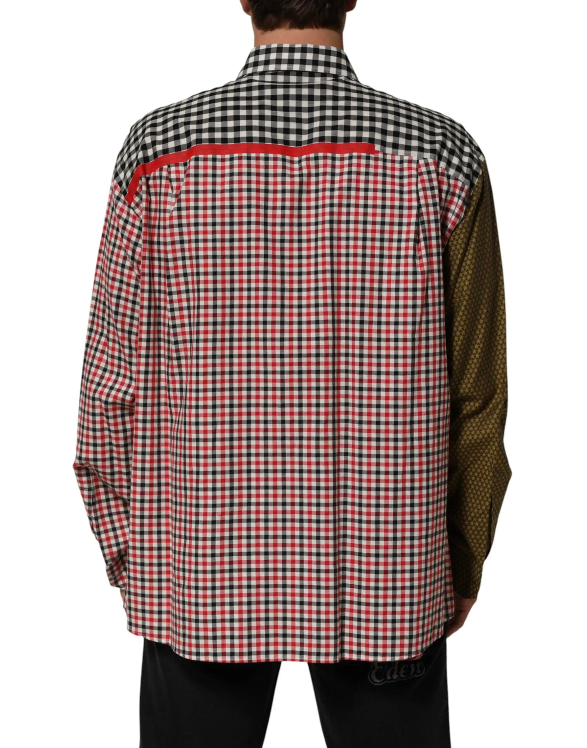 Vue arrière d’une chemise à manches longues patchwork dolce & gabbana en coton multicolore avec col à carreaux noir et blanc, dos à carreaux rouges et noirs, manches vert olive à petits points et surpiqûres rouges contrastantes