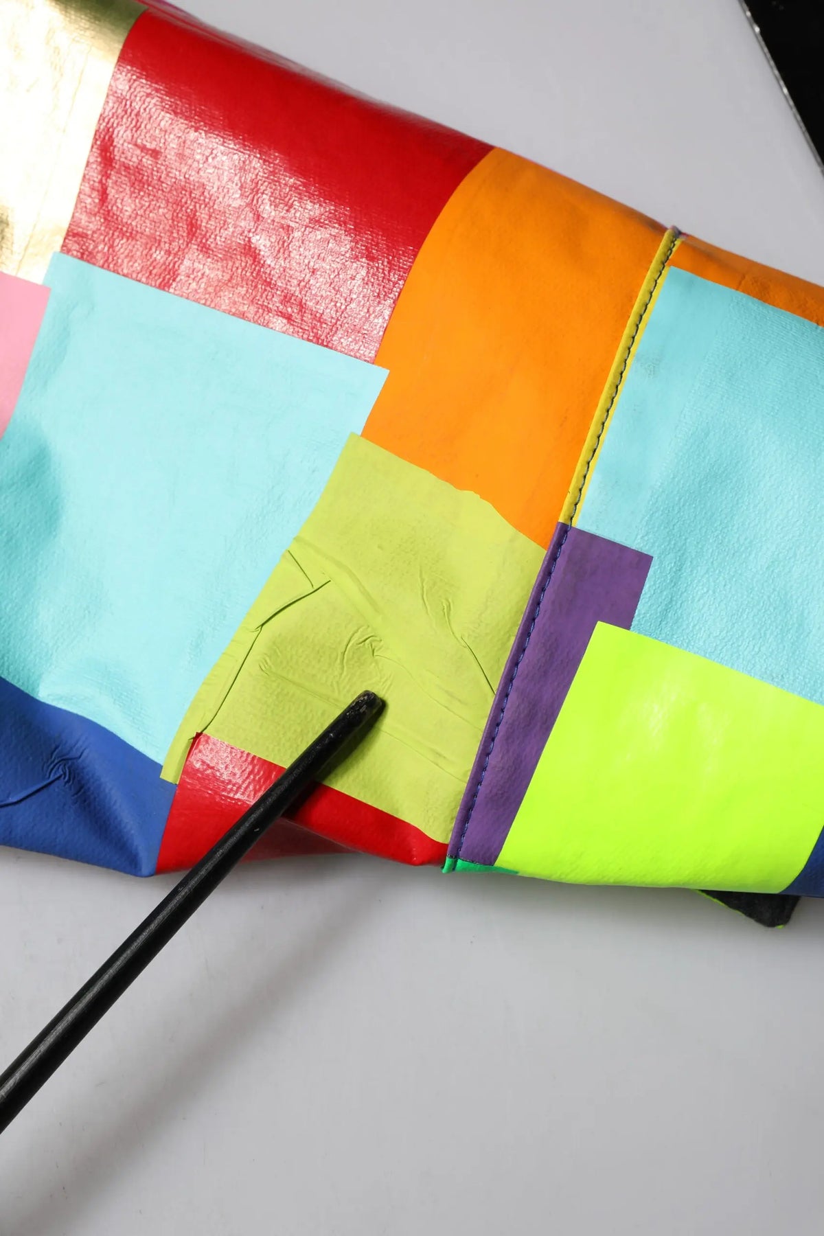 Clutch multicolore en tissu brillant patchwork rouge orange teal violet et vert néon pour dolce & gabbana