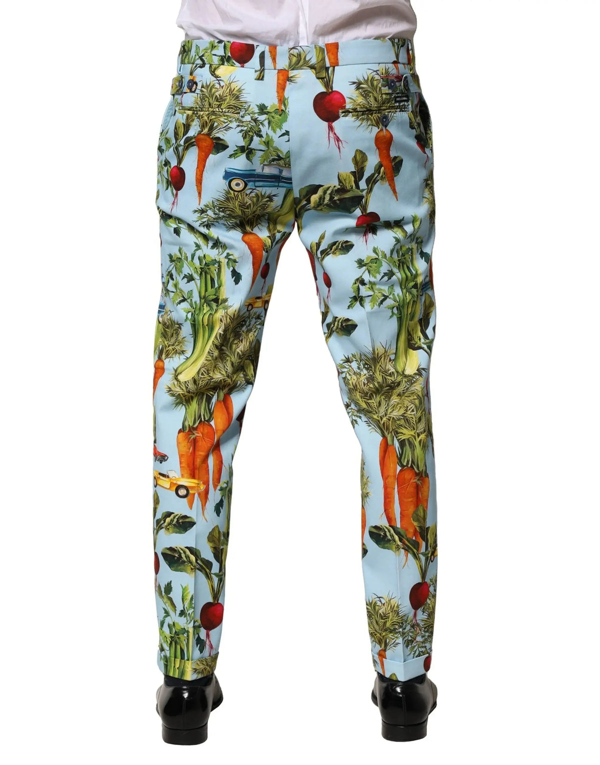 Pantalon homme tapered dolce & gabbana en coton bleu clair avec imprimé coloré de carottes radis légumes et voitures vintage