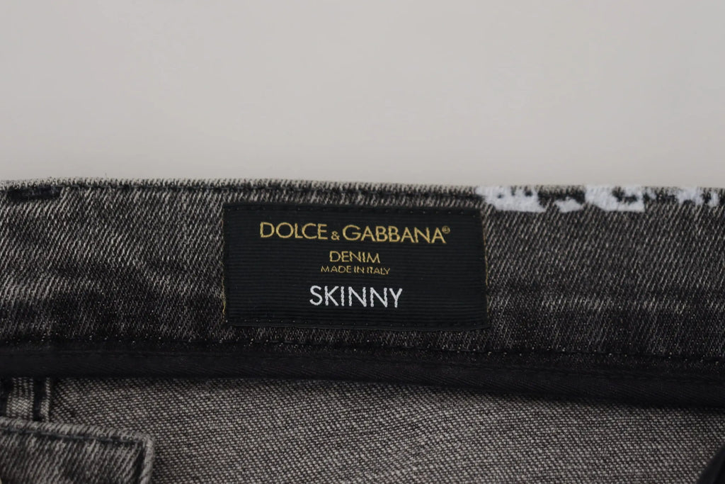 Étiquette en denim noir avec texte doré et blanc dolce & gabbana denim made in italy sur jean skinny gris foncé délavé multicolore en coton tie dye