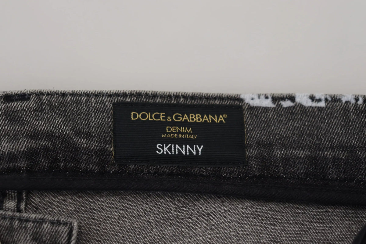Étiquette en denim noir avec texte doré et blanc dolce & gabbana denim made in italy sur jean skinny gris foncé délavé multicolore en coton tie dye