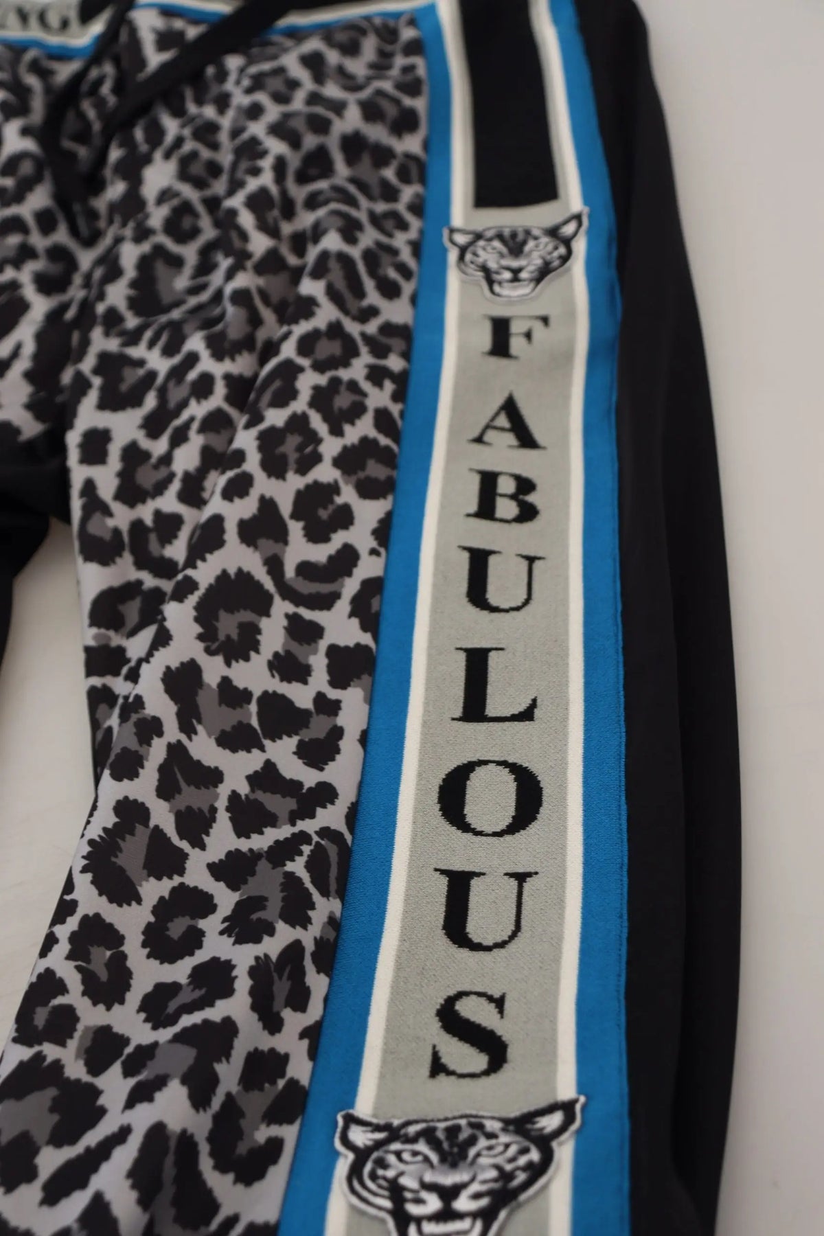 Pantalon de jogging dolce & gabbana multicolore noir et gris à imprimé léopard avec panneaux latéraux rayés bleu blanc noir et lettrage vertical fabulous