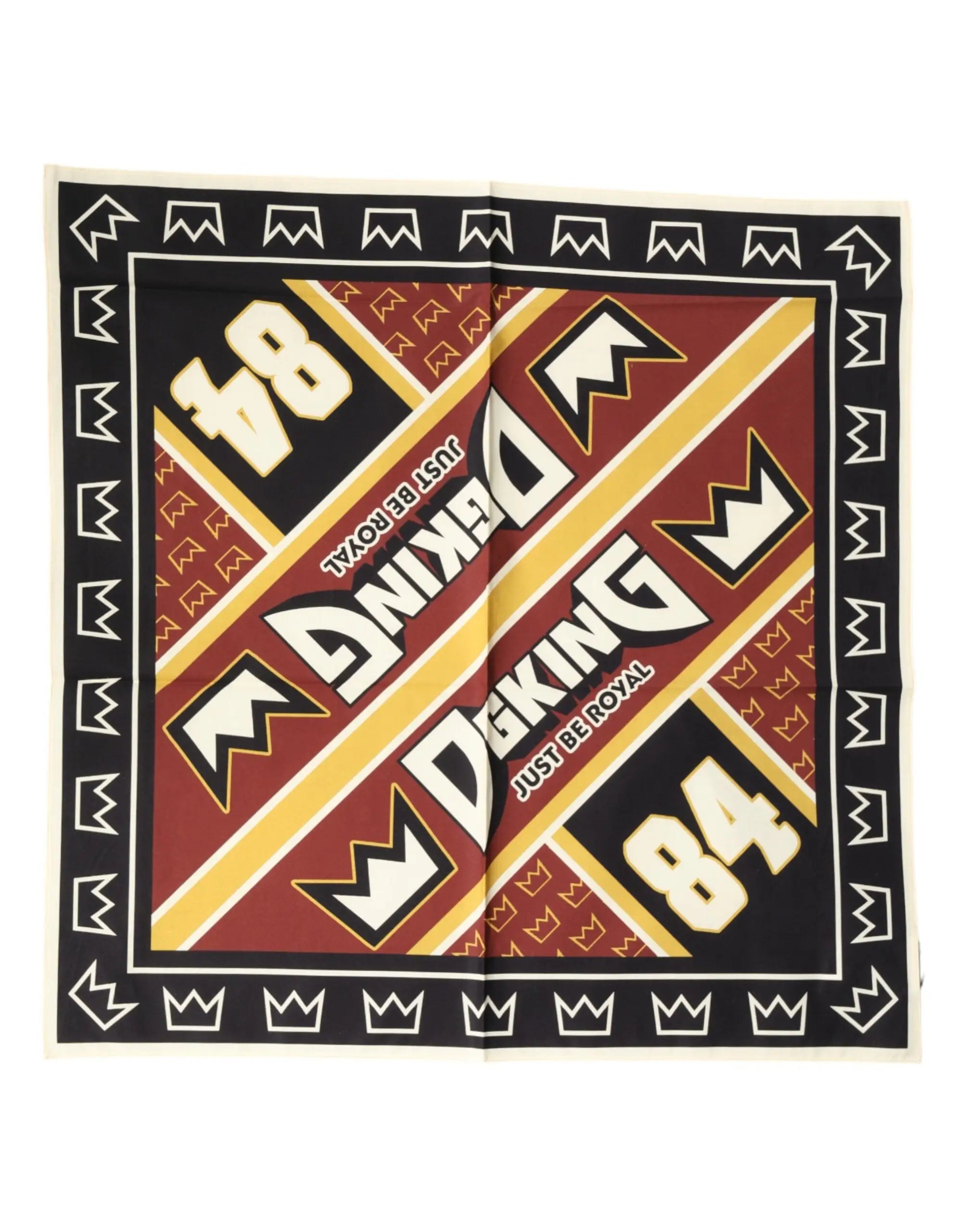 Carre foulard dolce & gabbana multicolore dg king 50,5cm x 50cm avec motif rouge et noir et texte woking 84 en blanc