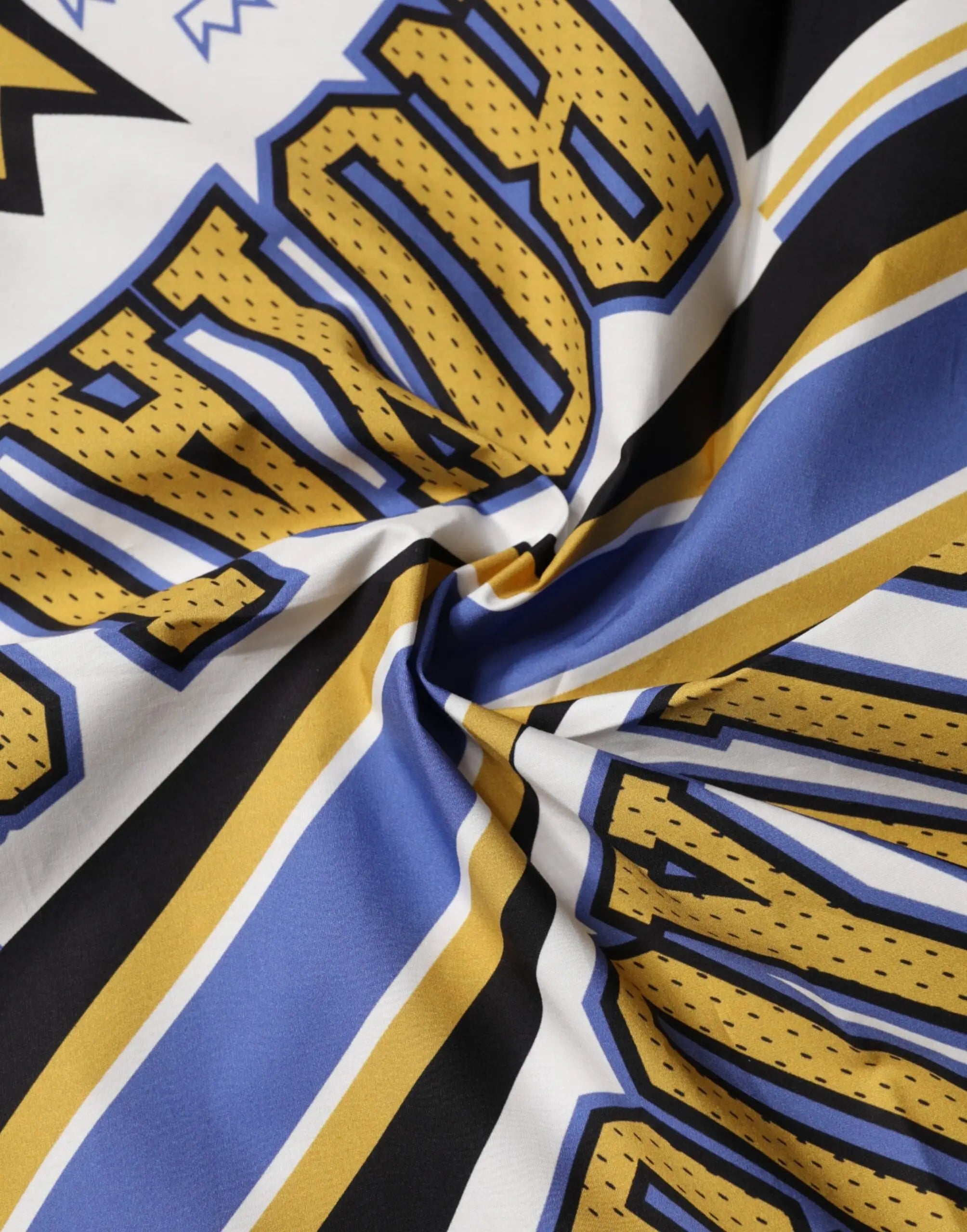 Foulard dolce & gabbana multicolore 50cm x 50cm avec lettres sportives dorées et bleues sur fond blanc