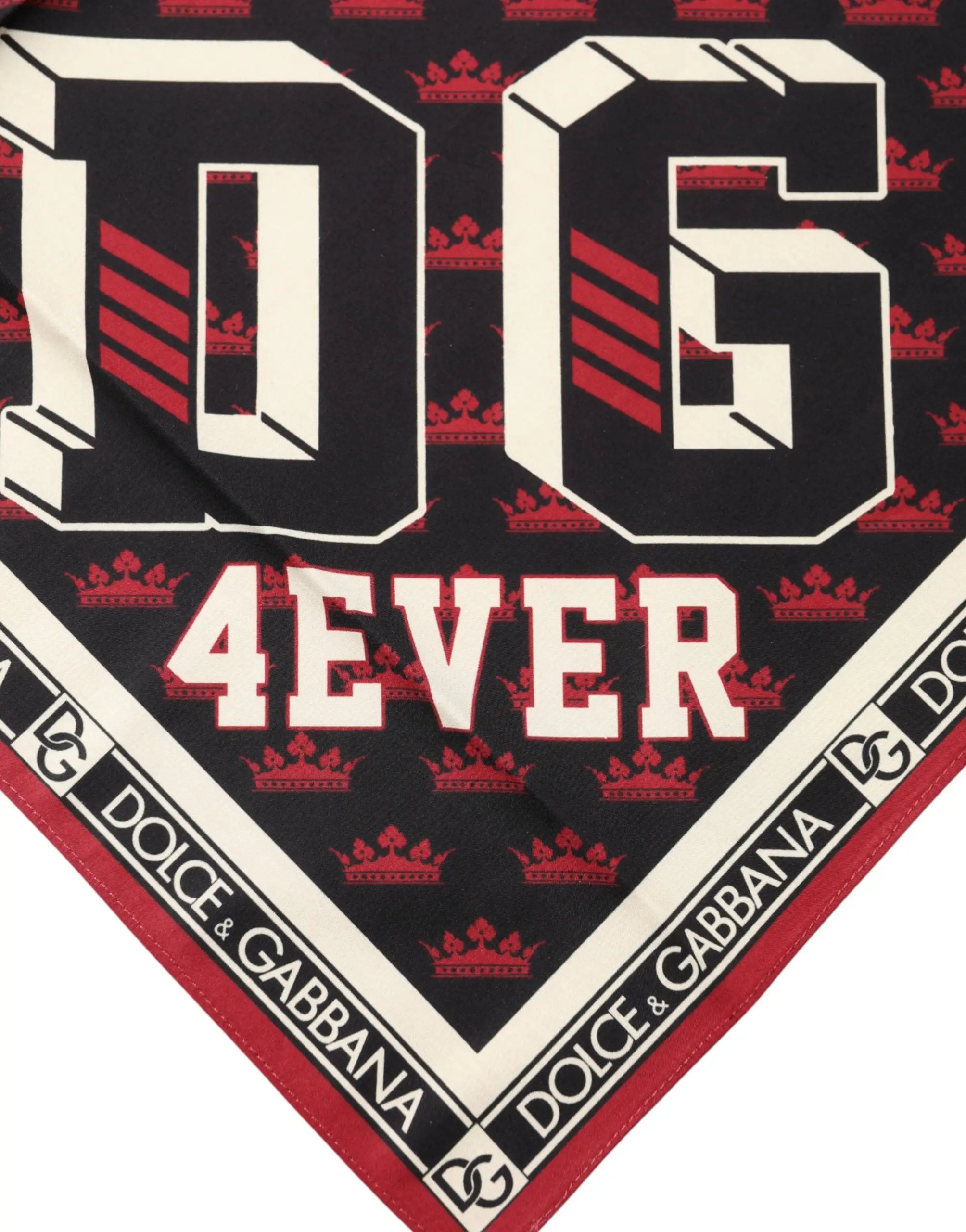 Dolce & gabbana multicolor dgroys square foulard 50cm x 49.5cm en bandana noir et rouge avec logo 3d et bord blanc contraste