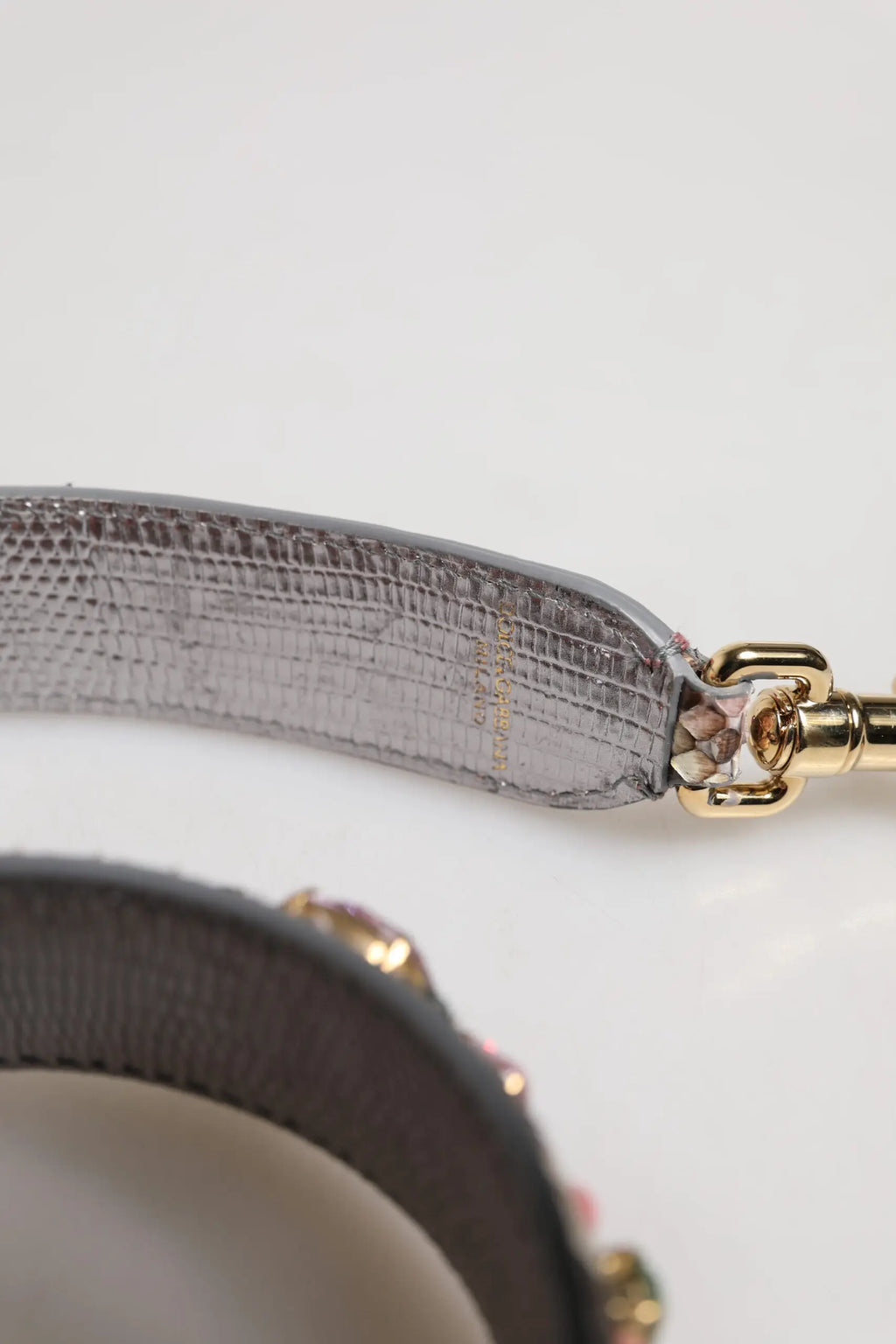 Bracelet d’épaule dolce & gabbana en cuir argenté texturé avec ferrures dorées et pierres précieuses incrustées multicolores