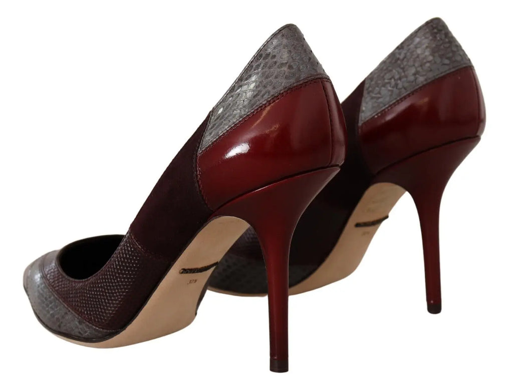 Dolce & gabbana escarpins en cuir verni bordeaux et gris avec accent en cuir python texturé au talon vue arrière