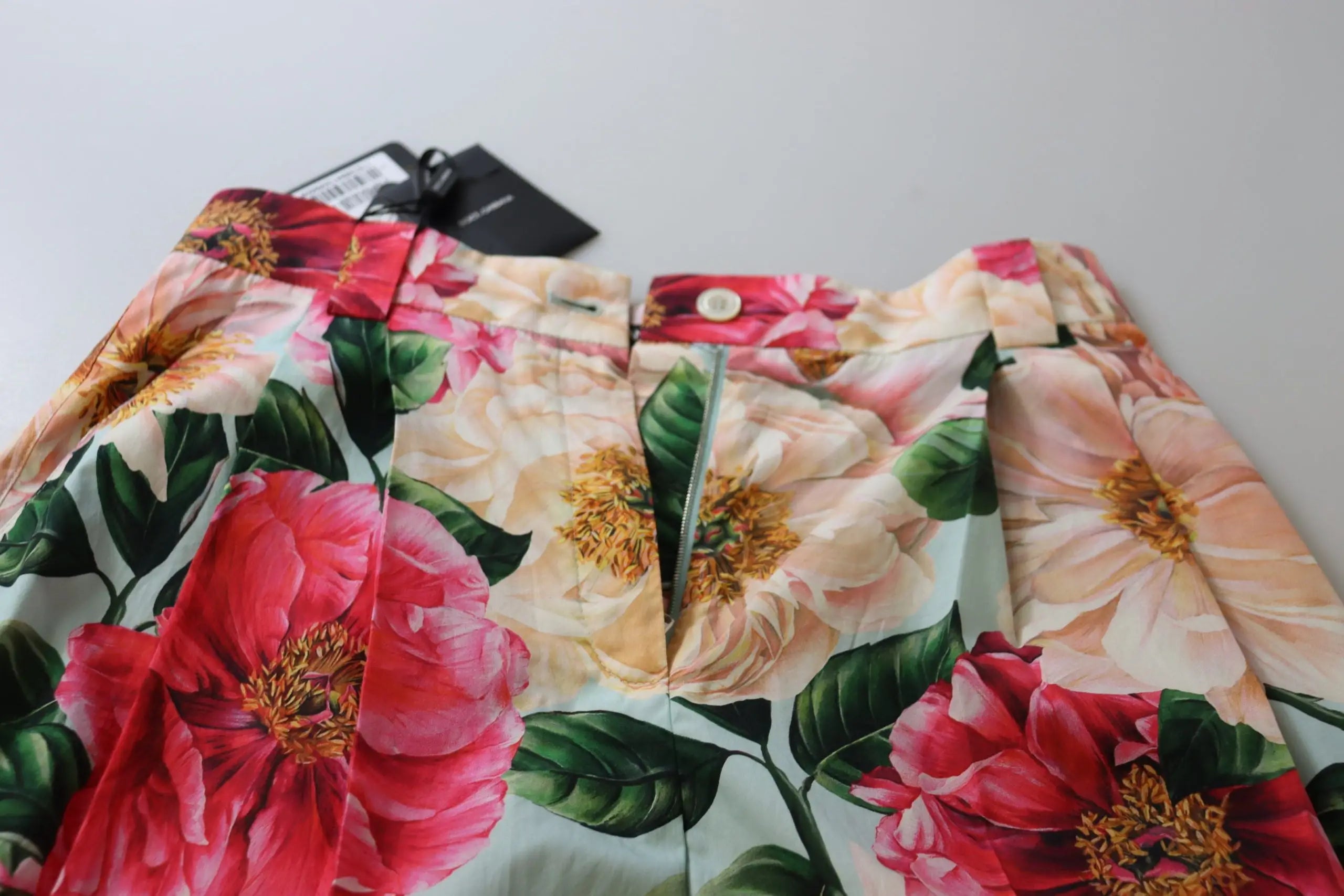 Dolce & gabbana pantalon court taille haute multicolore imprimé floral avec pivoines rouges et pêches sur fond menthe en tissu lisse