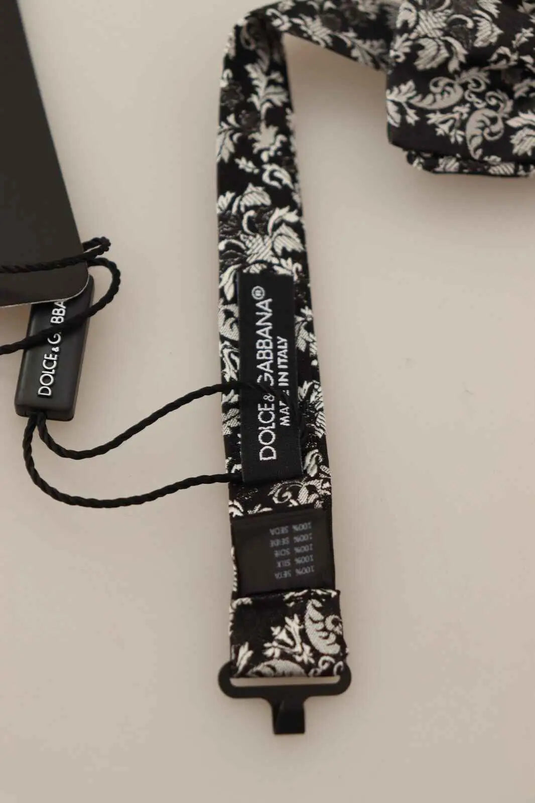 Cravate dolce & gabbana noire et blanche à motif floral détaillé avec design complexe et ajustable