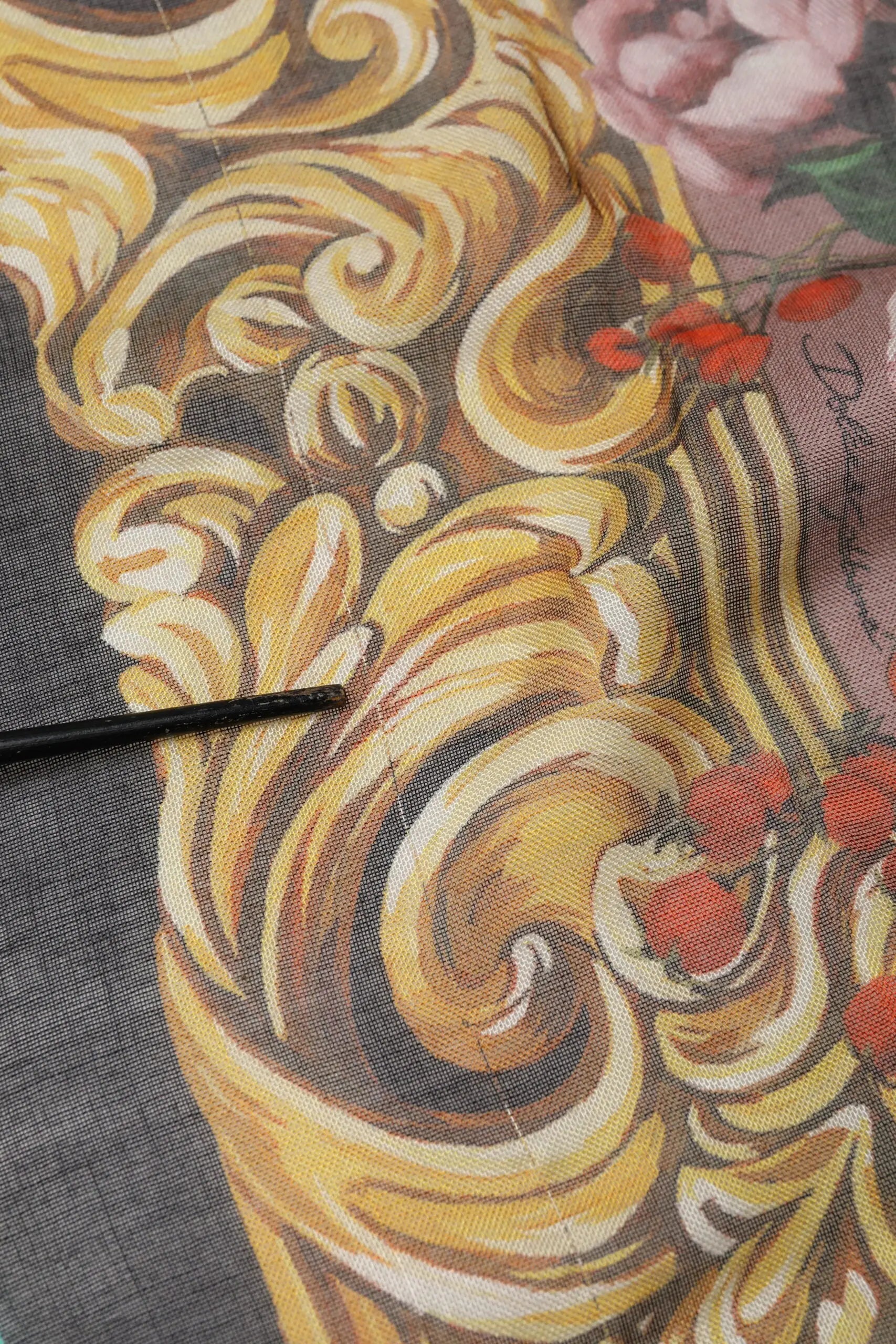 Écharpe carré dolce & gabbana en cashmere richement décorée de motifs dorés avec baies rouges sur fond gris foncé
