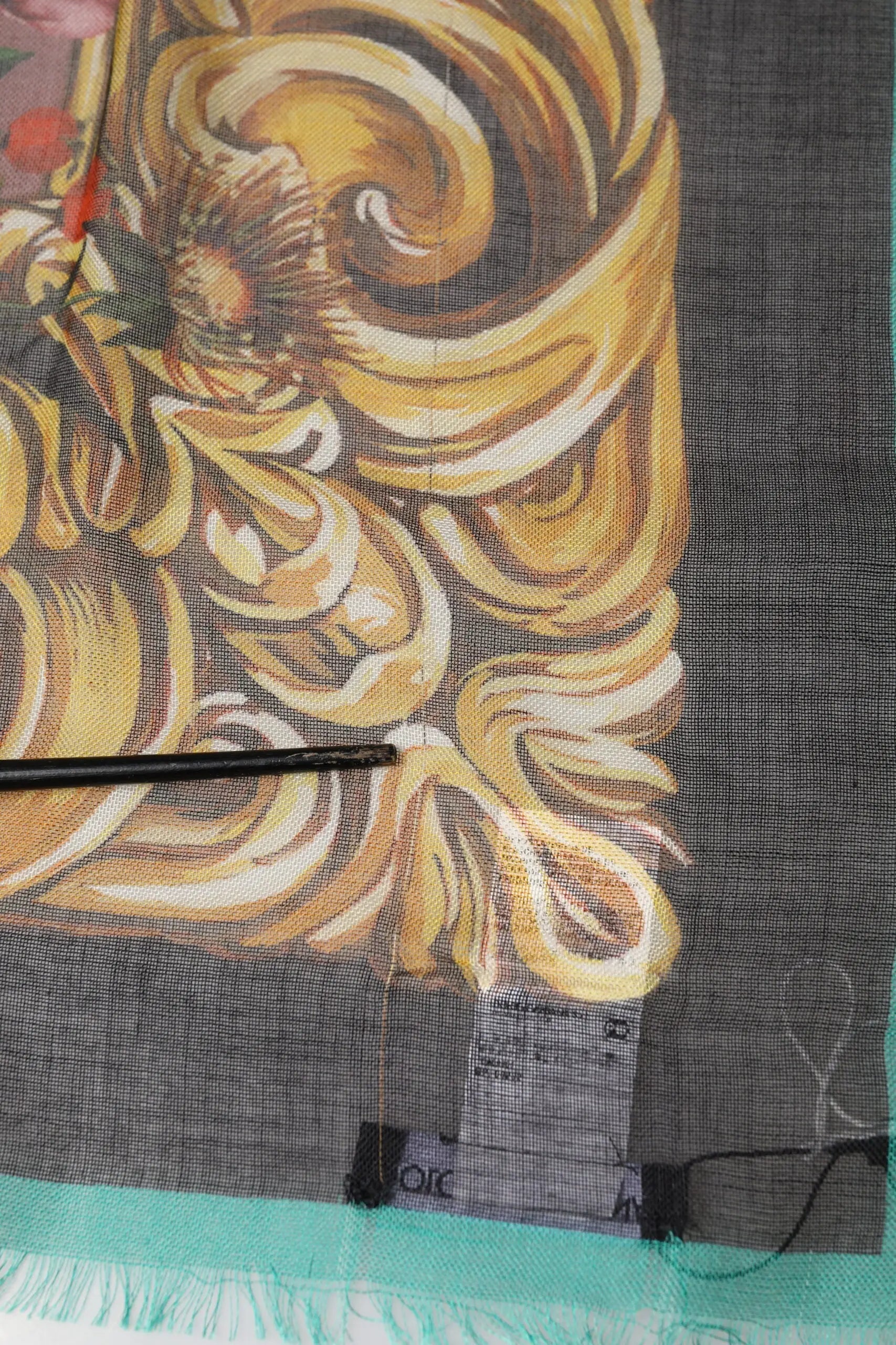 Écharpe carré dolce & gabbana en cachemire multicolore avec motif floral jaune et blanc, bordure grise texturée et franges turquoise