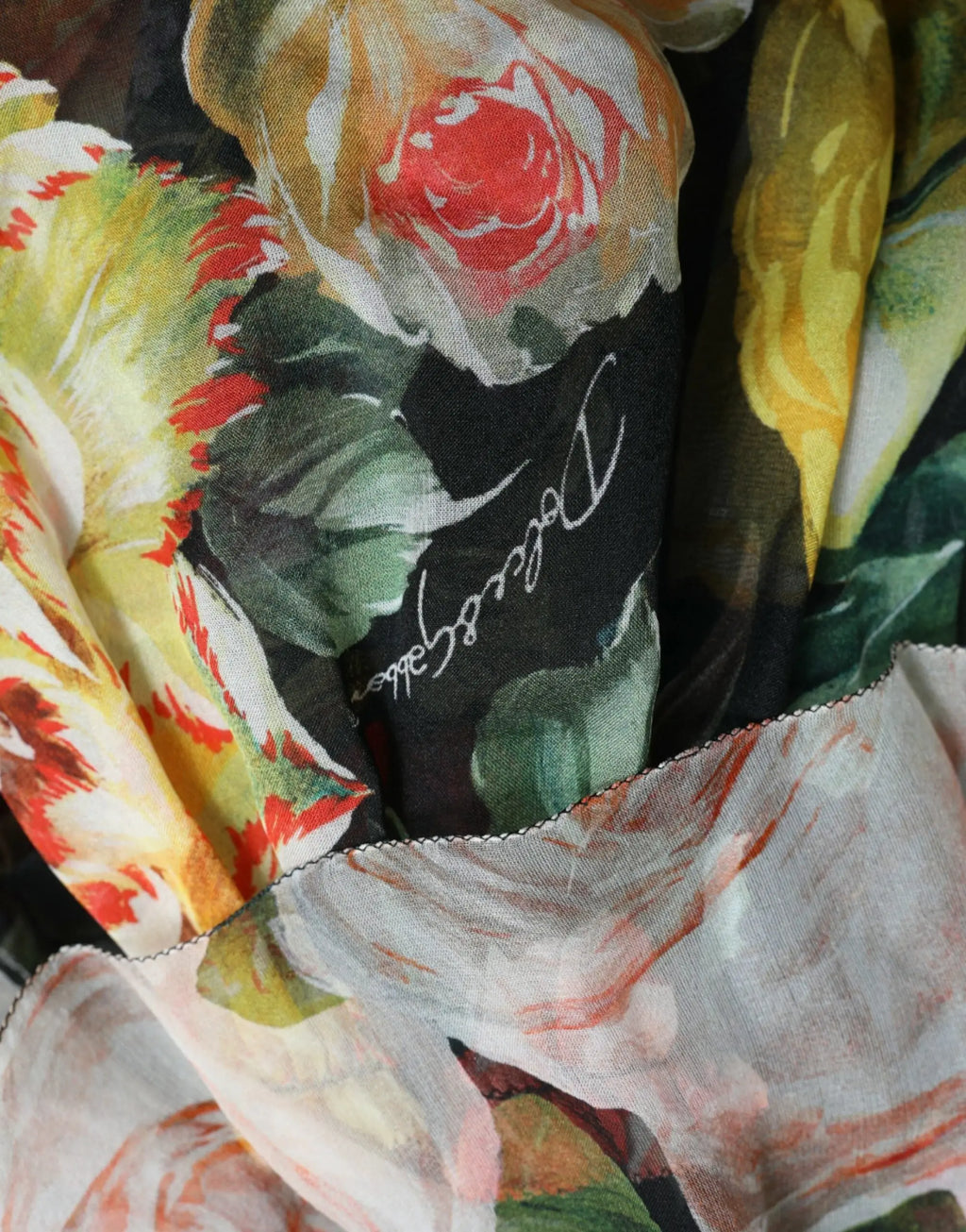 Foulard en soie noir avec imprimé floral multicolore de roses rouges jaunes et vertes pour robe maxi chiffon dolce gabbana