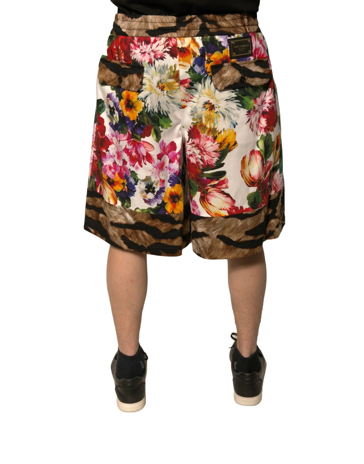 Dolce & gabbana bermuda homme en coton avec motif floral multicolore et bordure rayée tigre sur fond crème